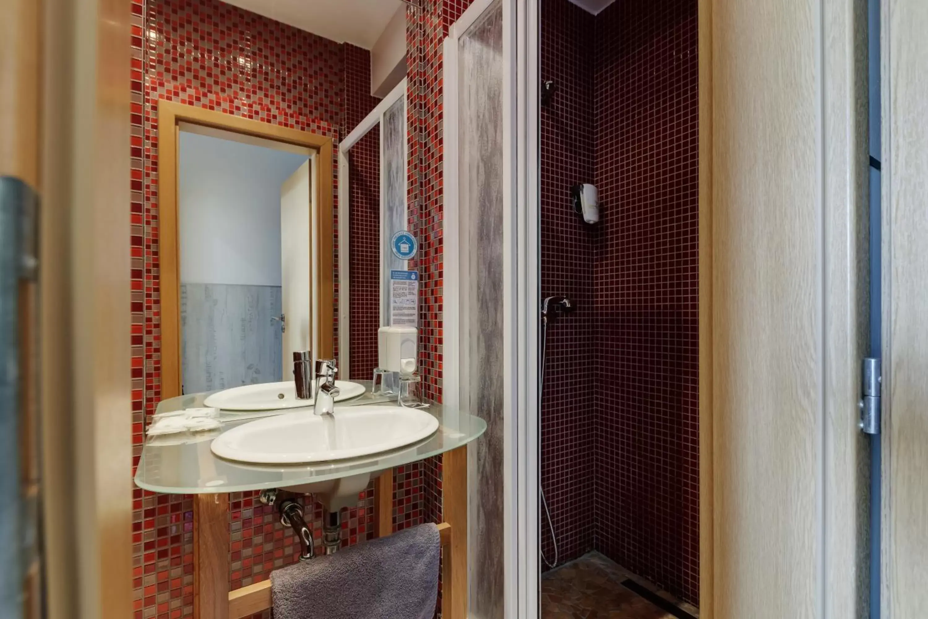 Shower, Bathroom in Royal Court Hotel