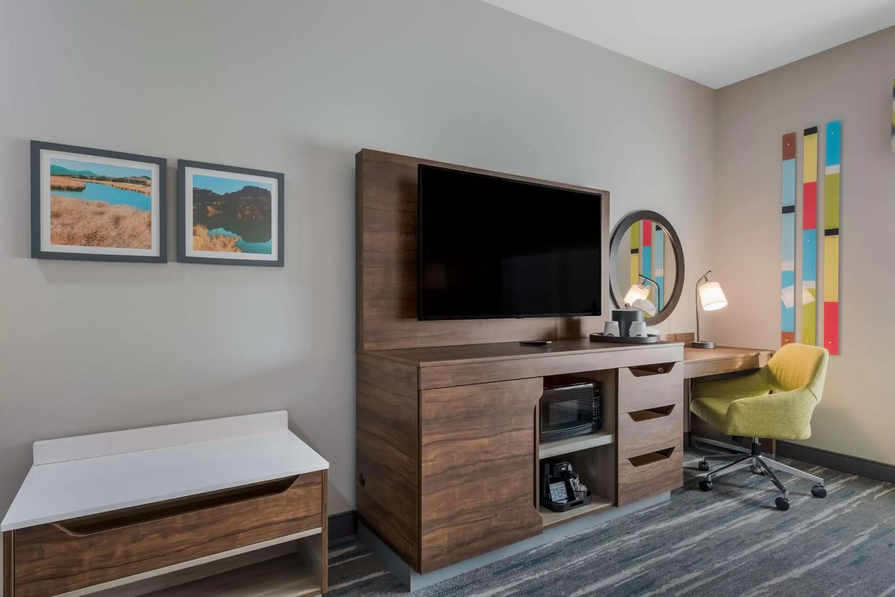 Bedroom, TV/Entertainment Center in Hampton Inn By Hilton Williams