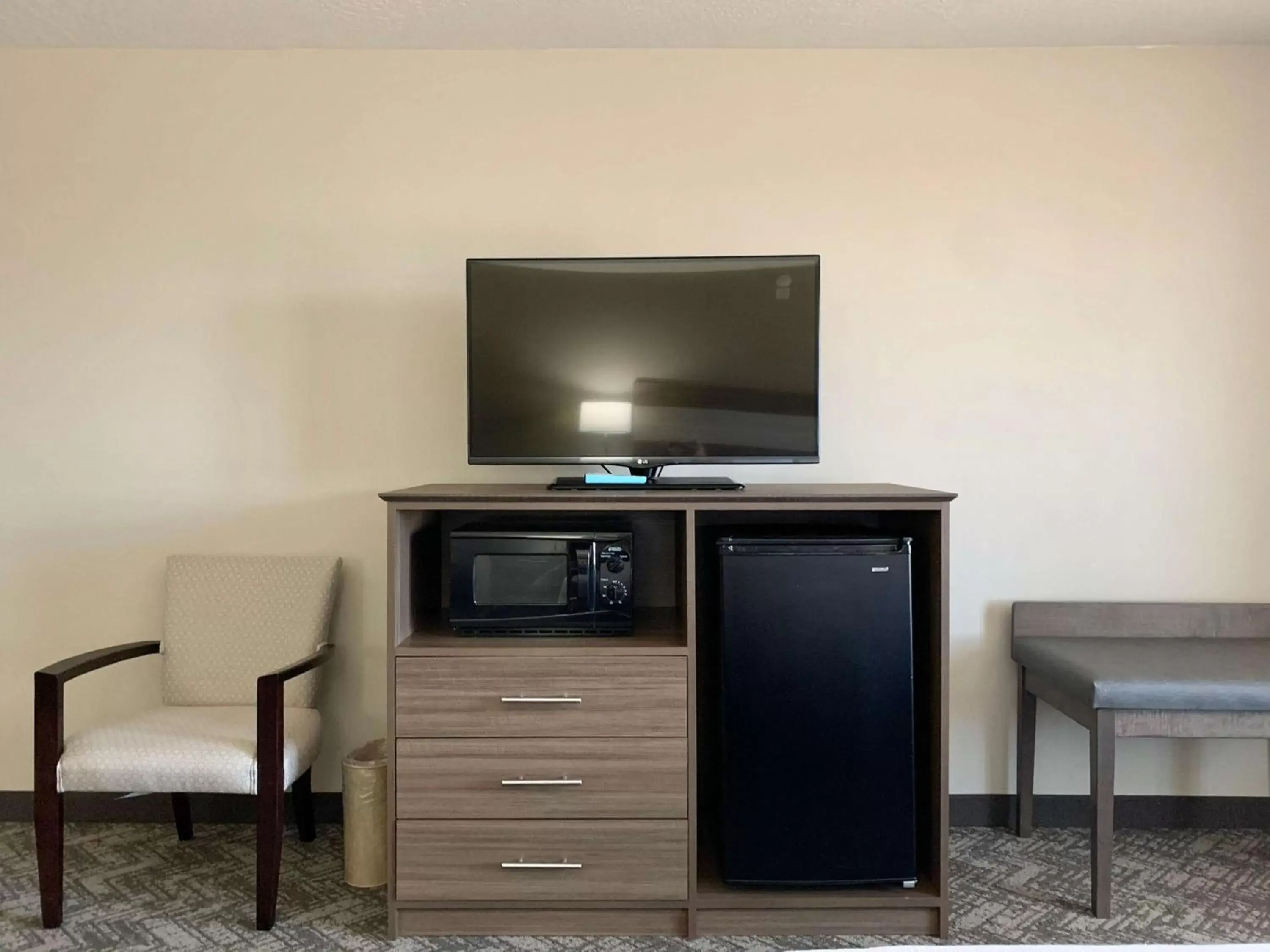 Photo of the whole room, TV/Entertainment Center in Best Western Plus Great Northern Inn