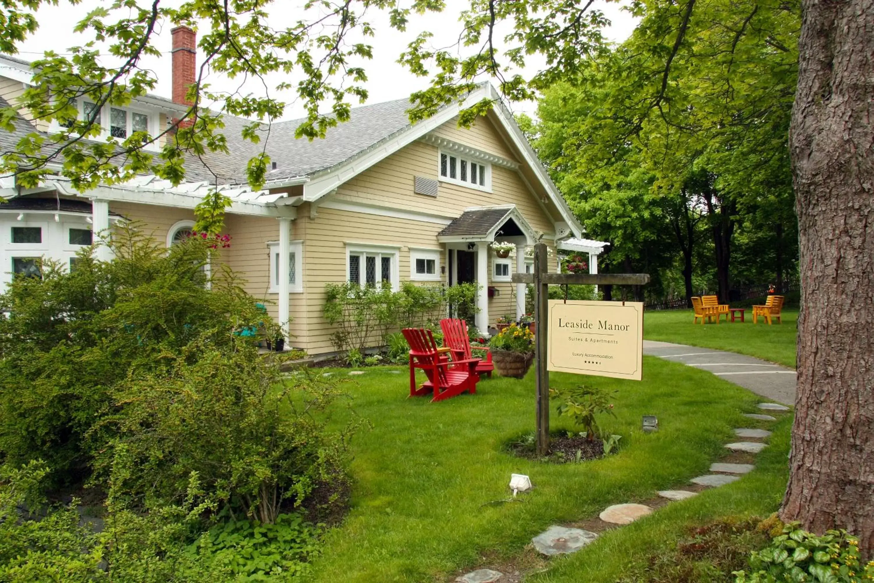 Facade/entrance, Property Building in Leaside Manor