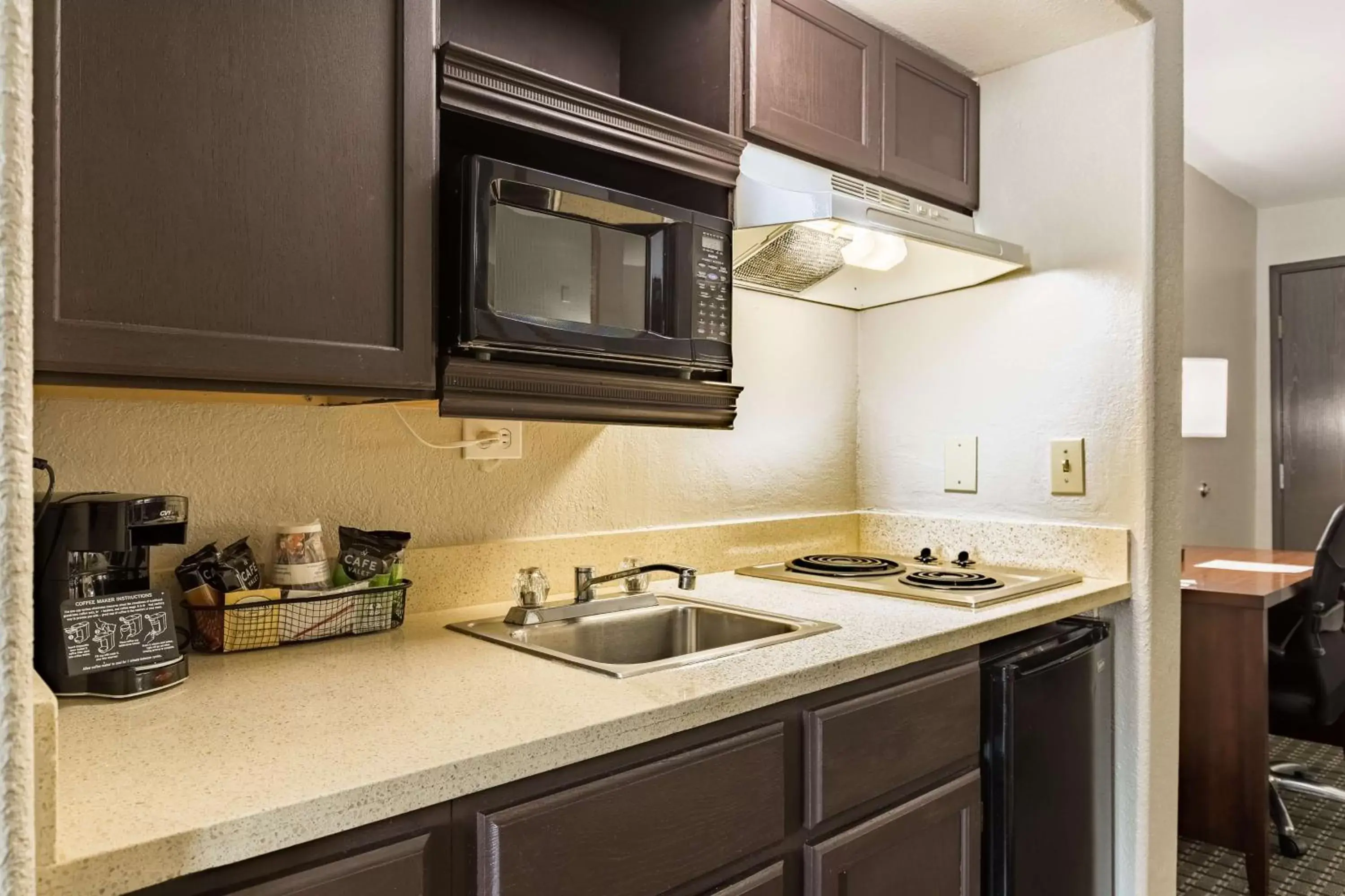 Photo of the whole room, Kitchen/Kitchenette in Best Western Northwest Corpus Christi Inn & Suites