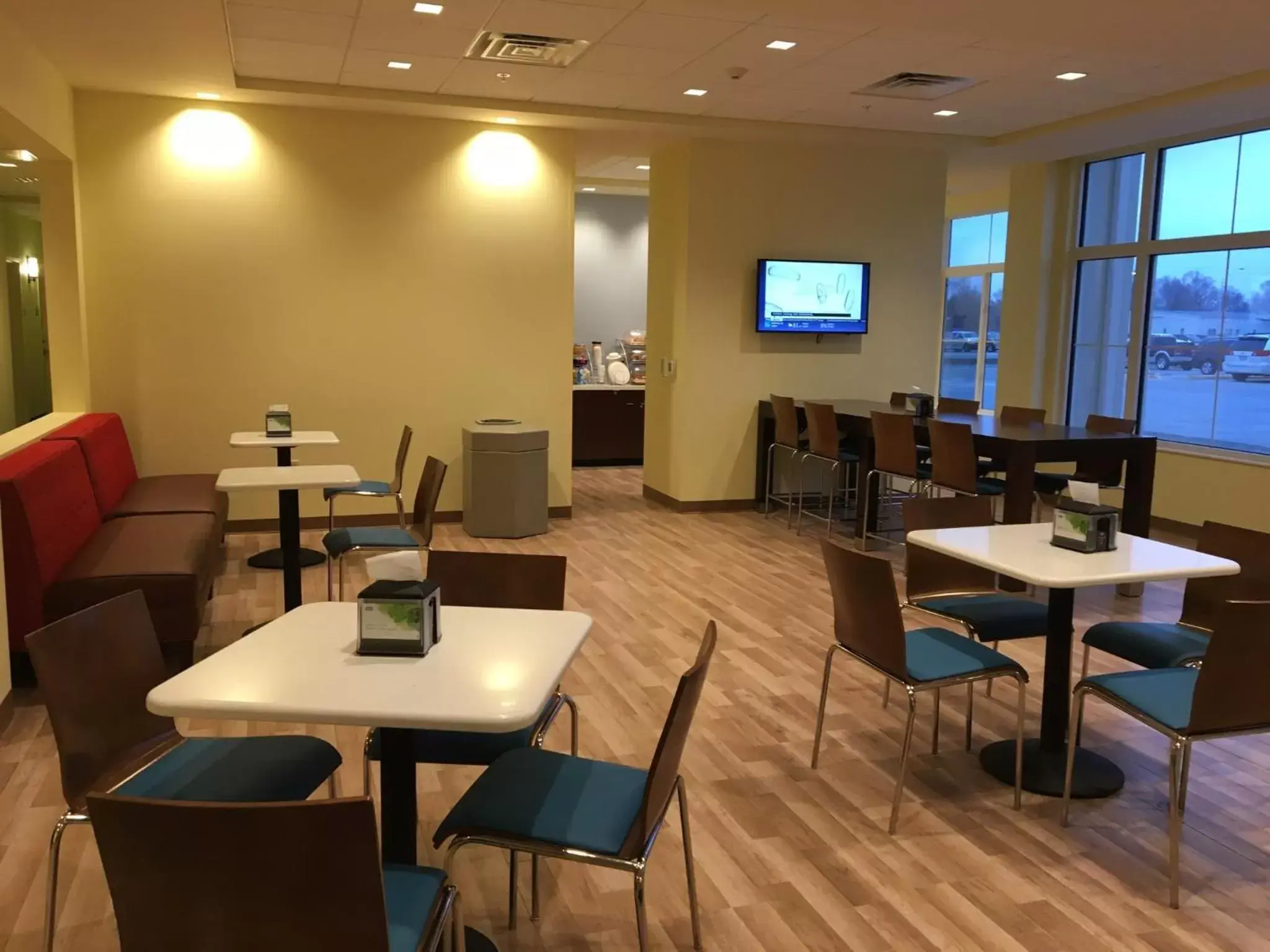 Breakfast, Restaurant/Places to Eat in Days Inn & Suites by Wyndham Kearney