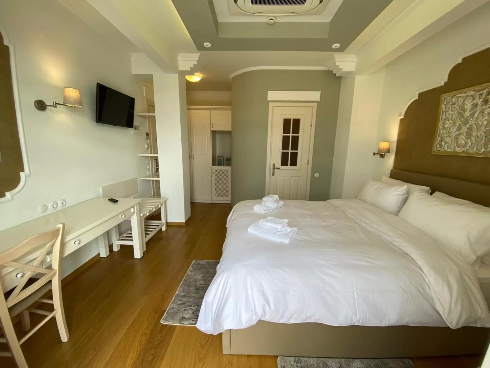 Photo of the whole room, Bed in HOTEL TSARSI