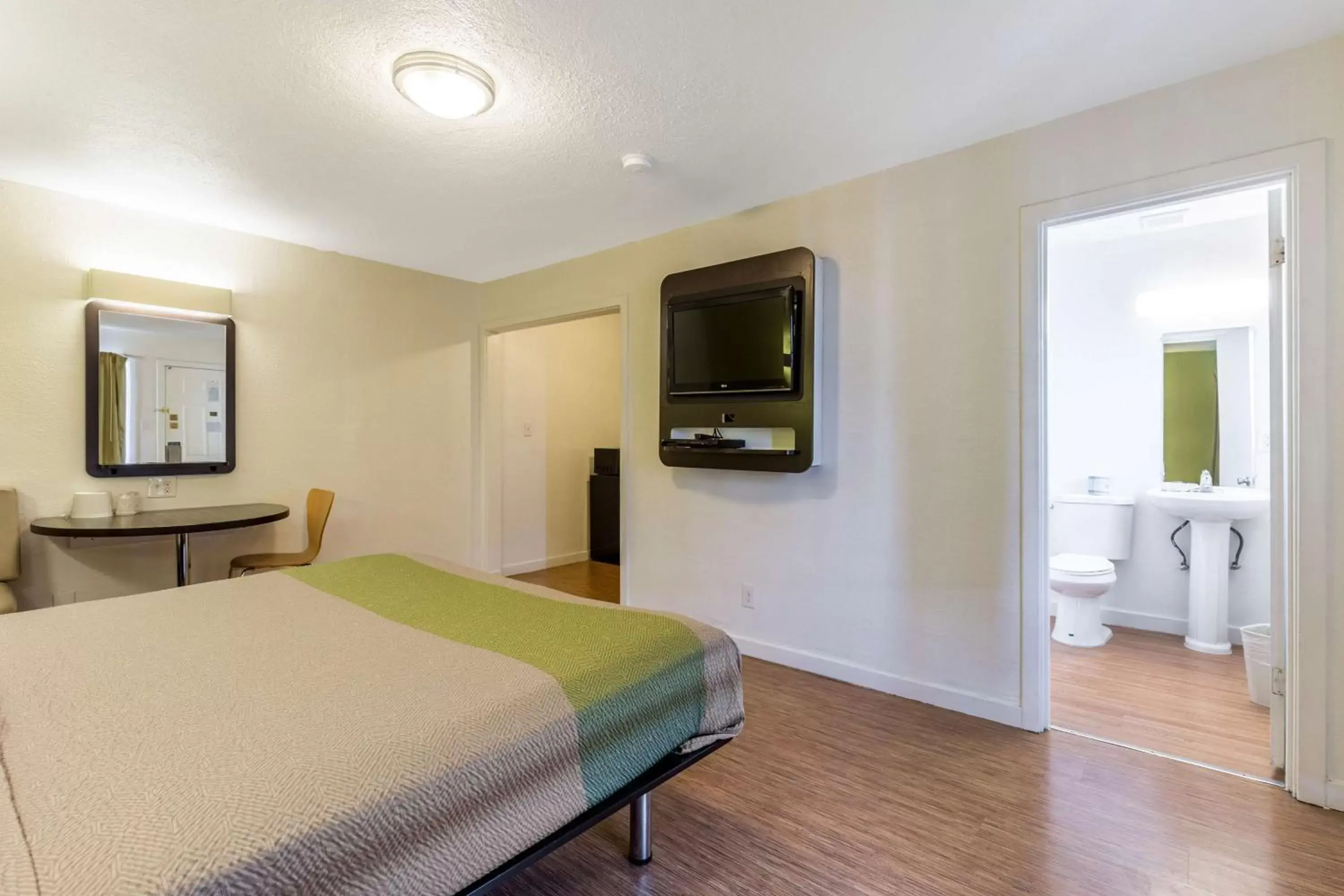 TV and multimedia, Bed in Motel 6 San Rafael