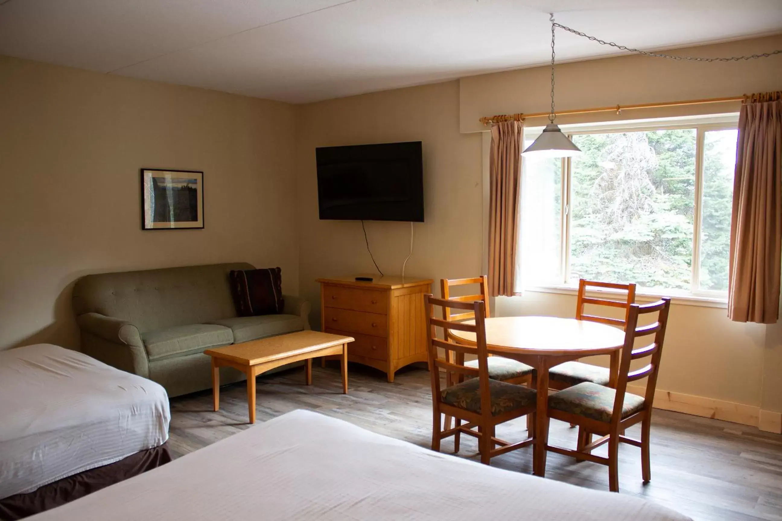 Living room, TV/Entertainment Center in Manning Park Resort