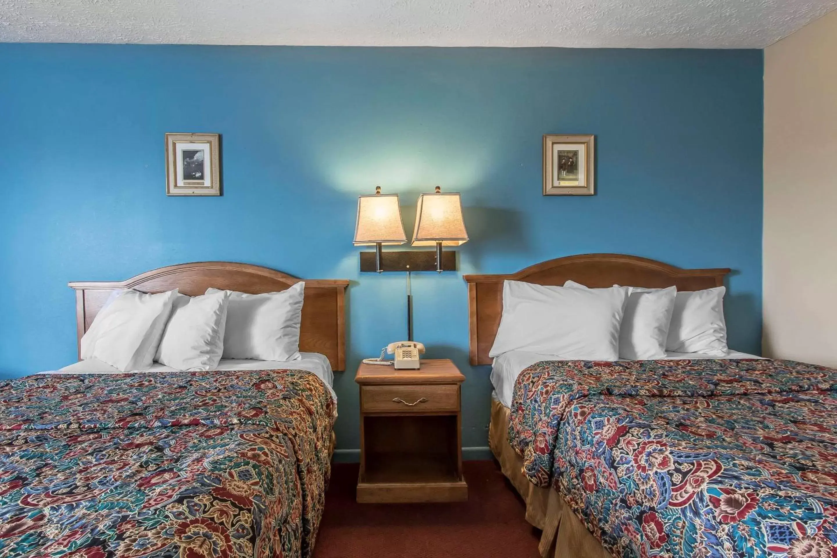 Photo of the whole room, Bed in Rodeway Inn Jackson