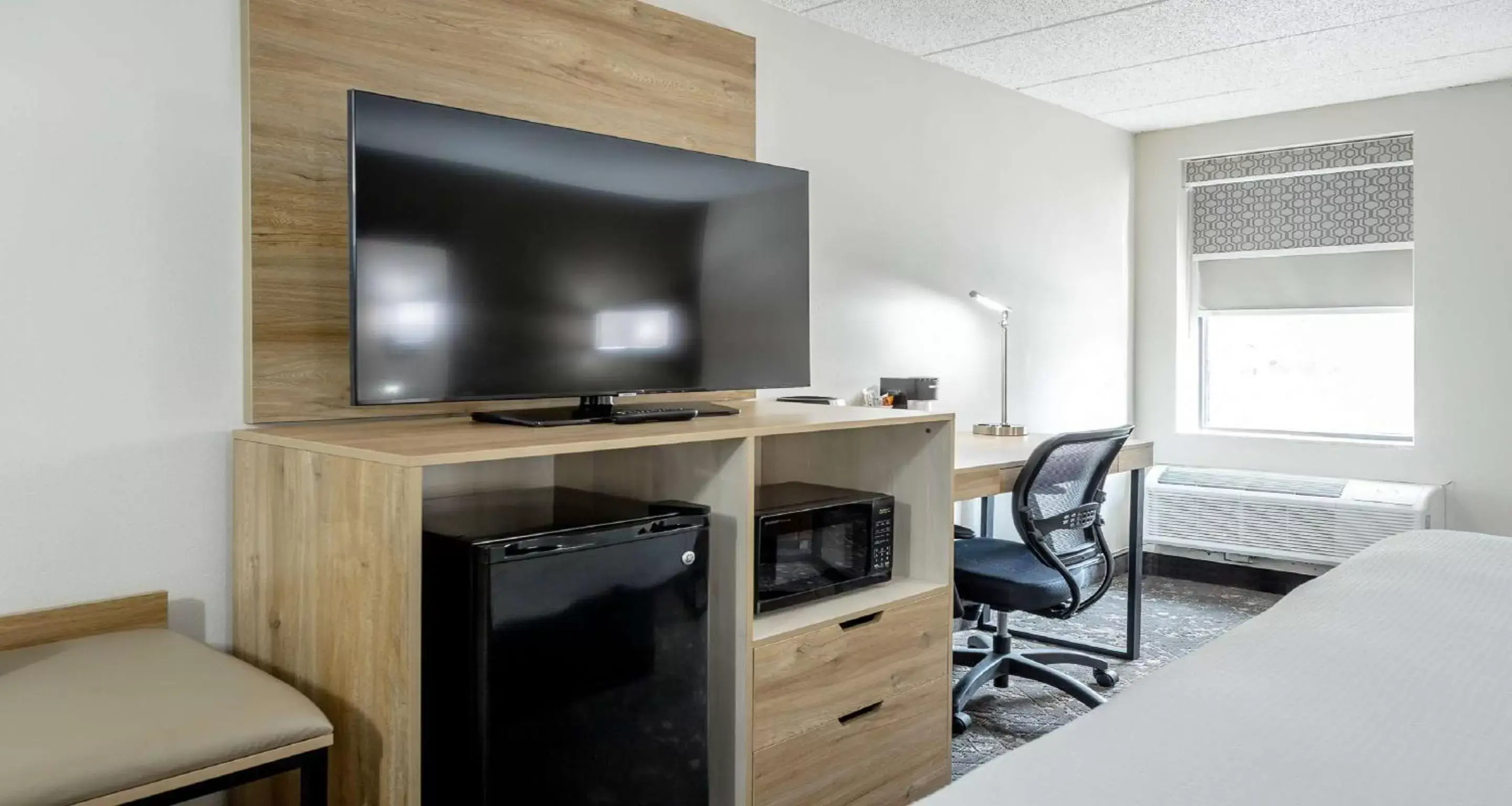 Bedroom, TV/Entertainment Center in Best Western Plus Arbour Inn and Suites