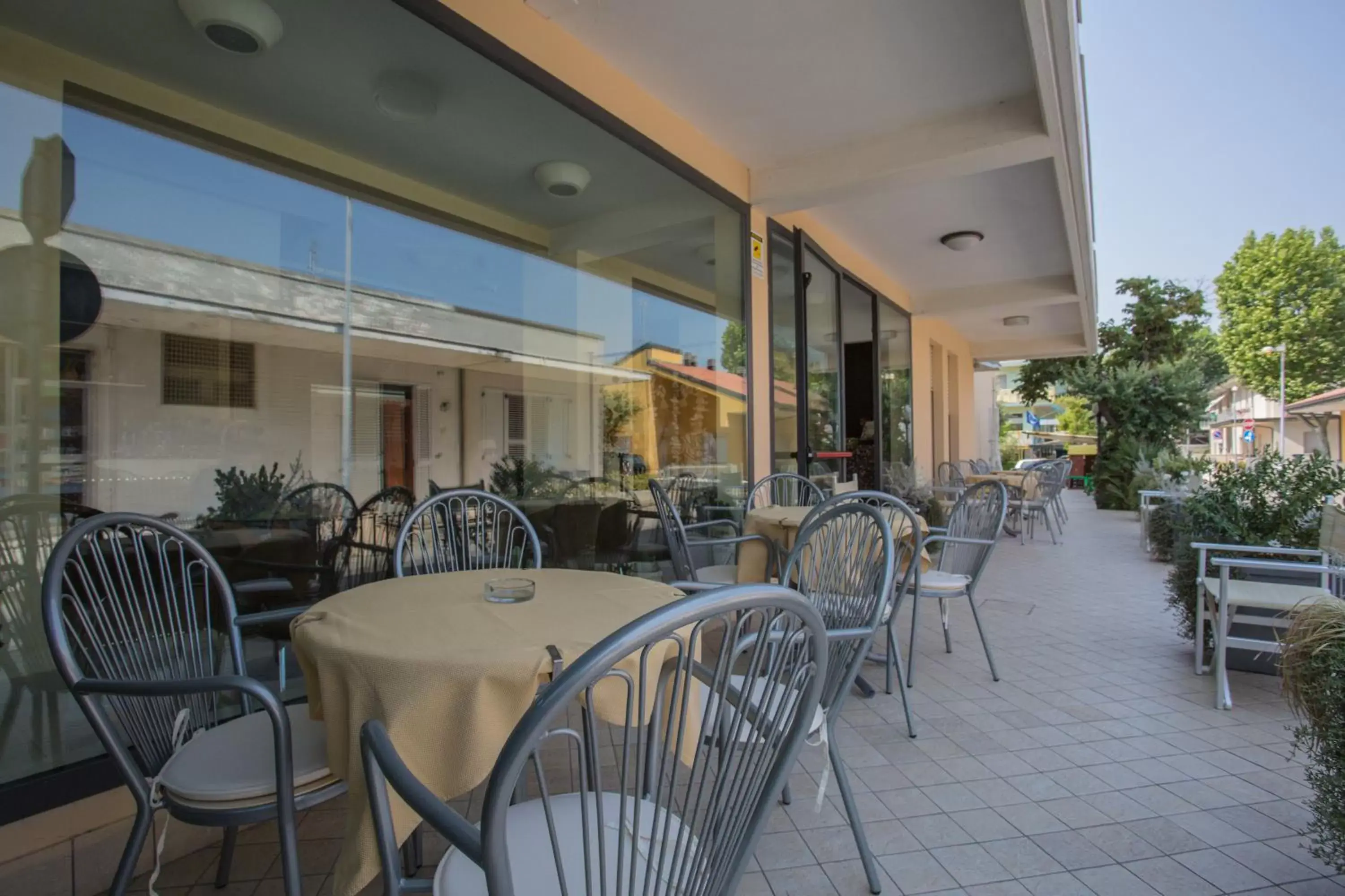 Patio, Restaurant/Places to Eat in Hotel Deanna