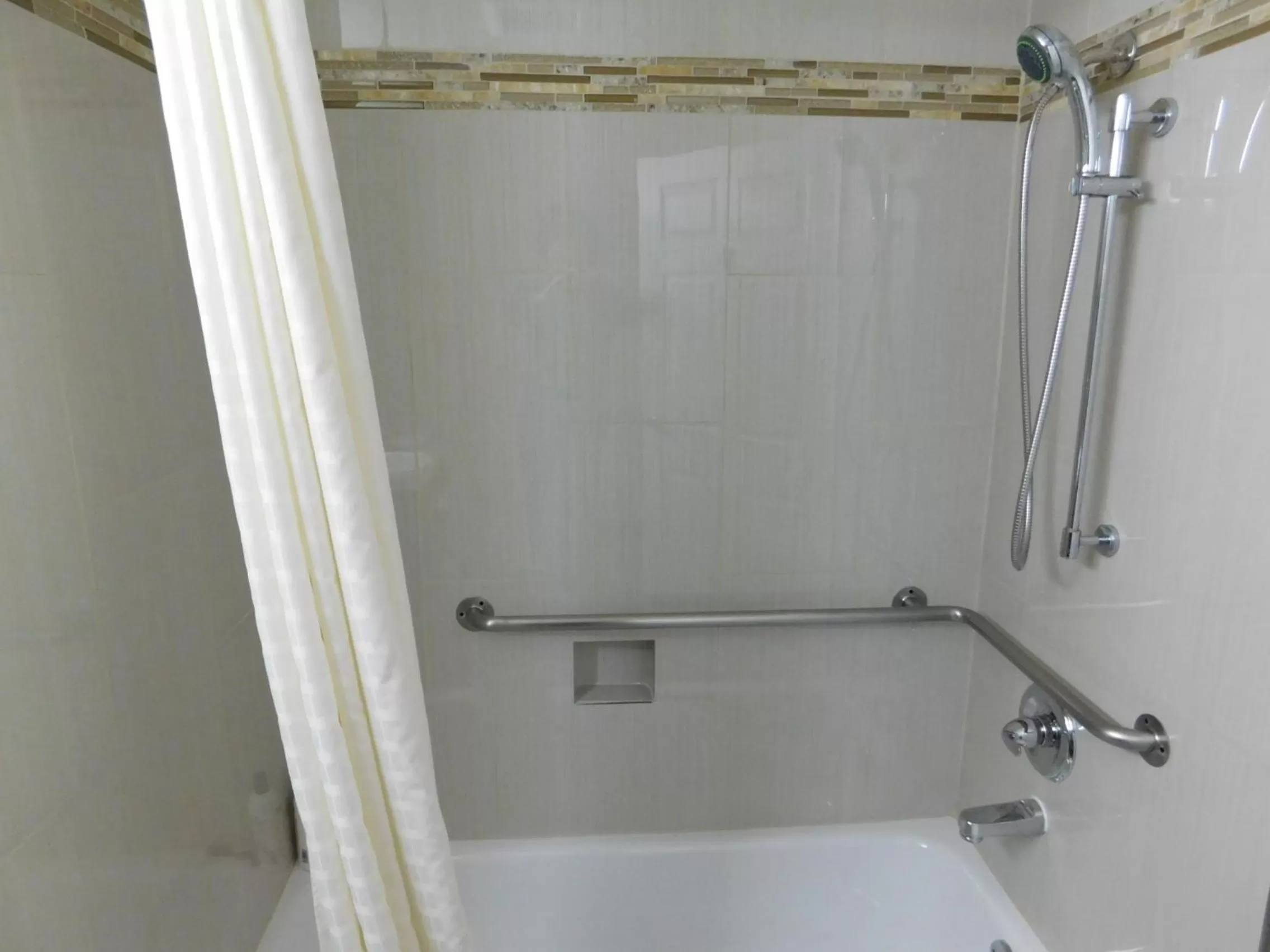Shower, Bathroom in Continental Lodge