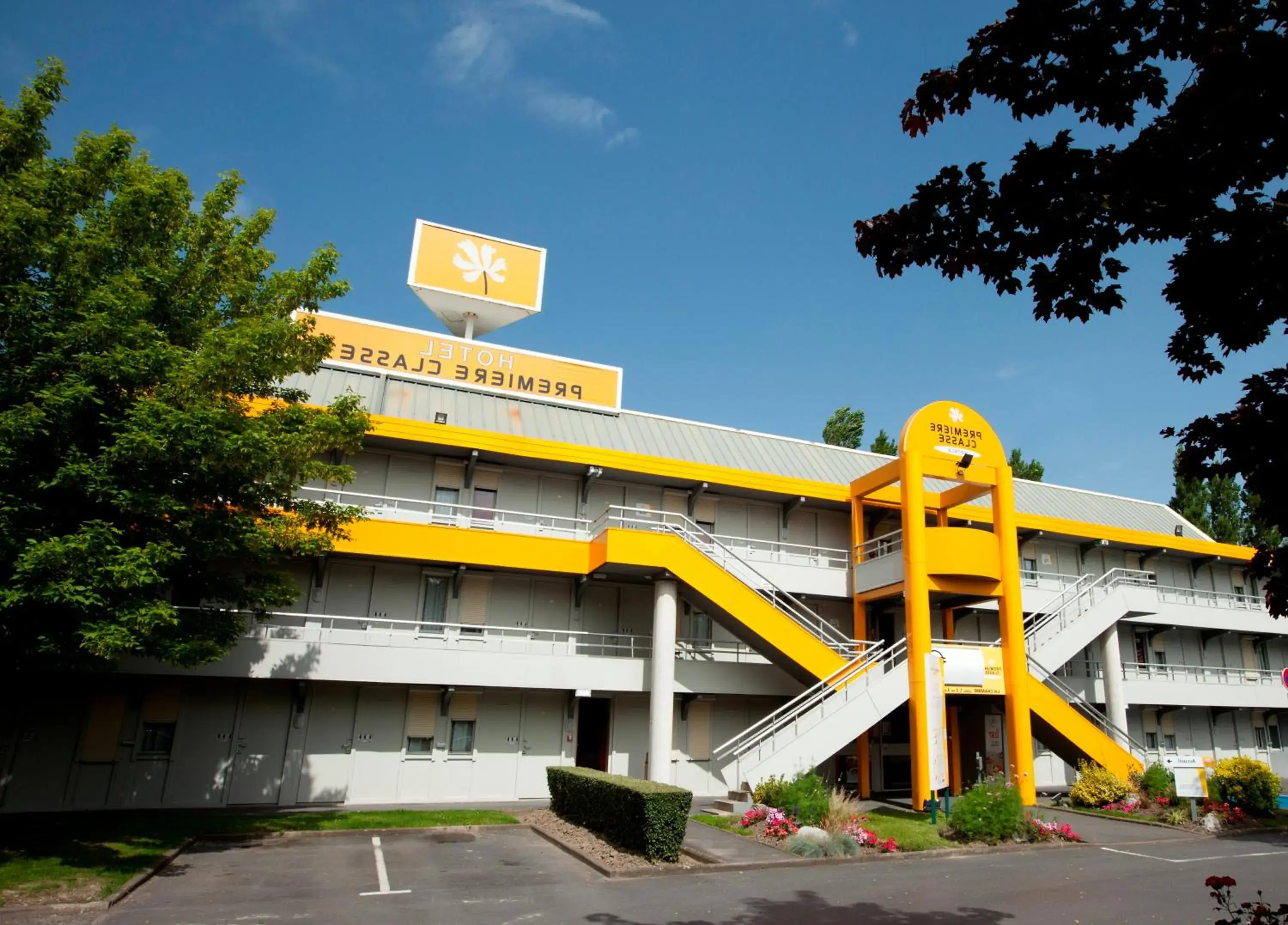 Facade/entrance, Property Building in Premiere Classe Bordeaux Est Lormont