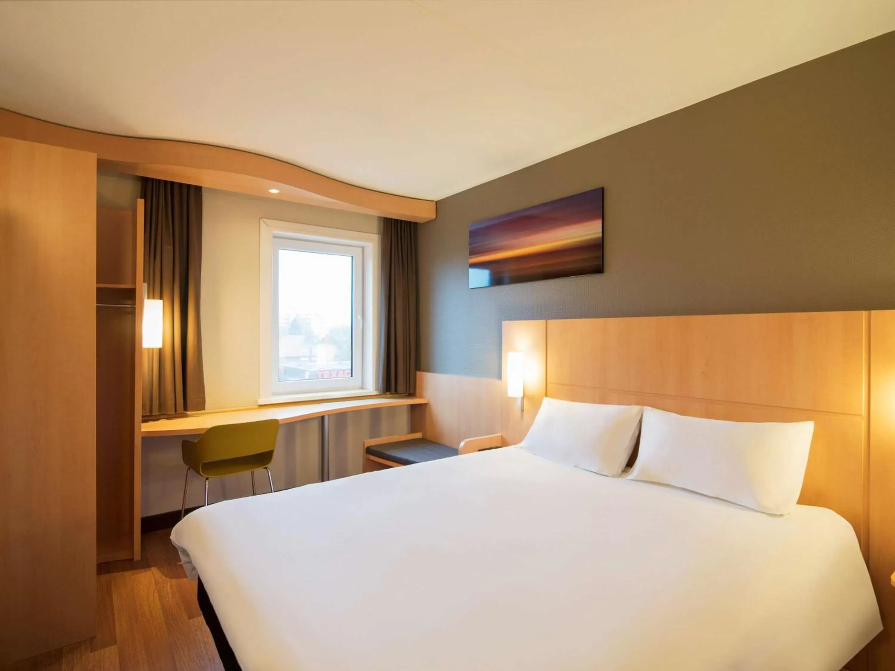 Photo of the whole room, Bed in ibis Rotterdam Vlaardingen