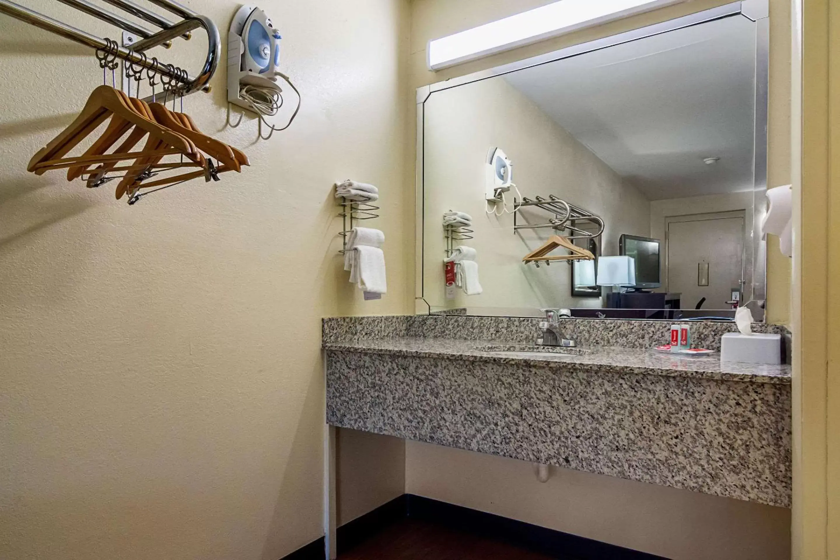 Photo of the whole room, Kitchen/Kitchenette in Econo Lodge Research Triangle Park