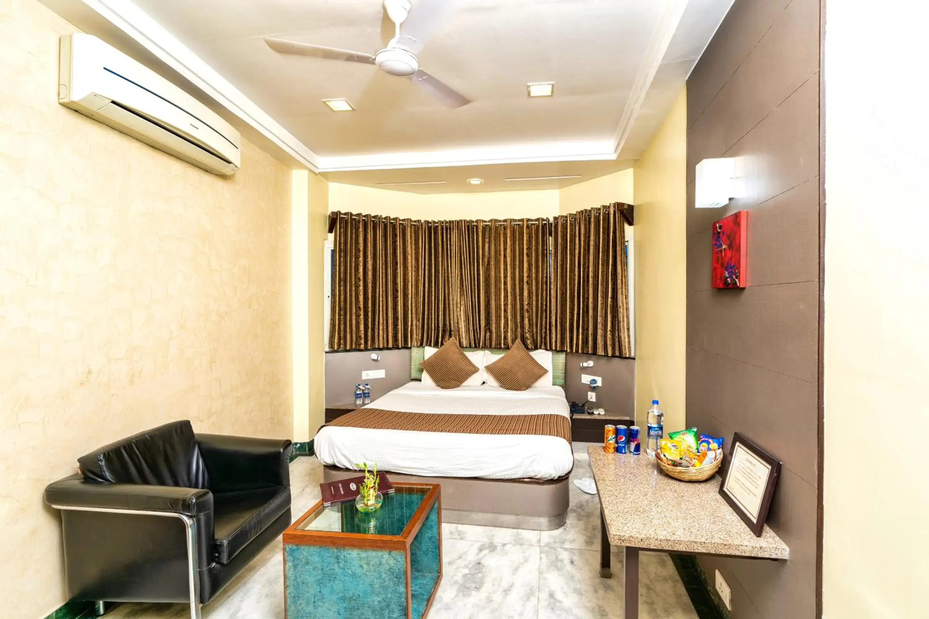 Bedroom, Bed in Hotel Dayal