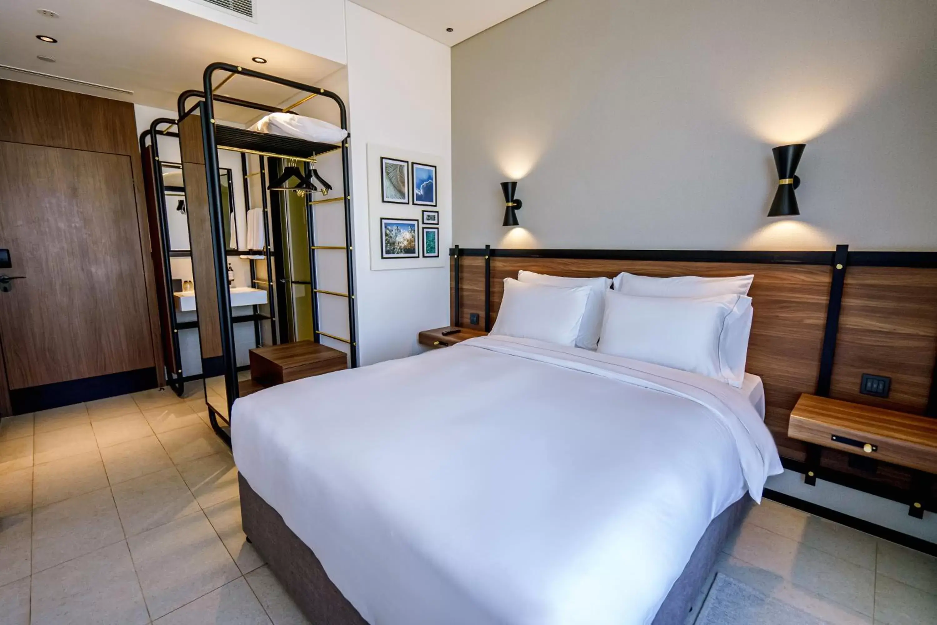 Bedroom, Bed in FORM Hotel Dubai, a Member of Design Hotels
