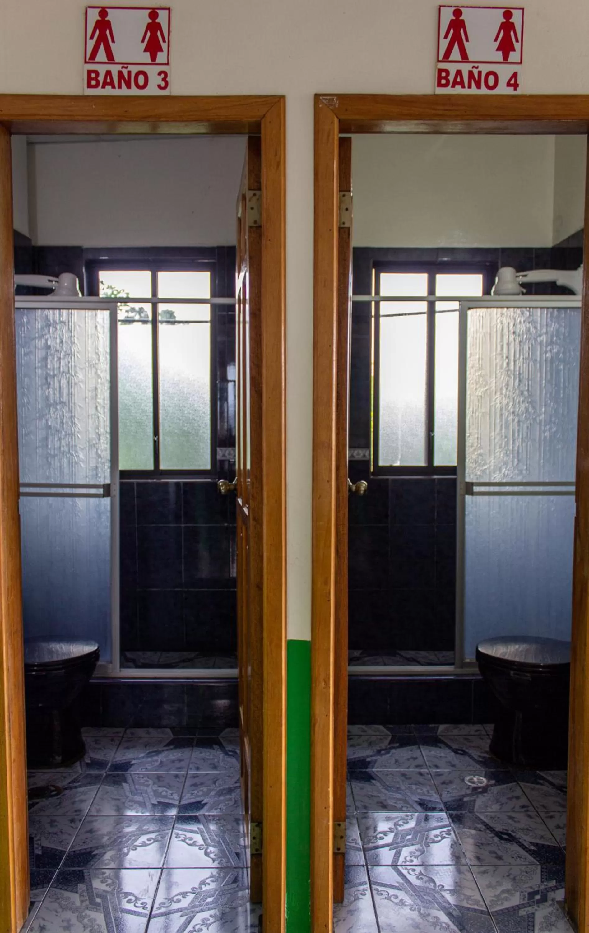 Bathroom in Hostal Limoncocha