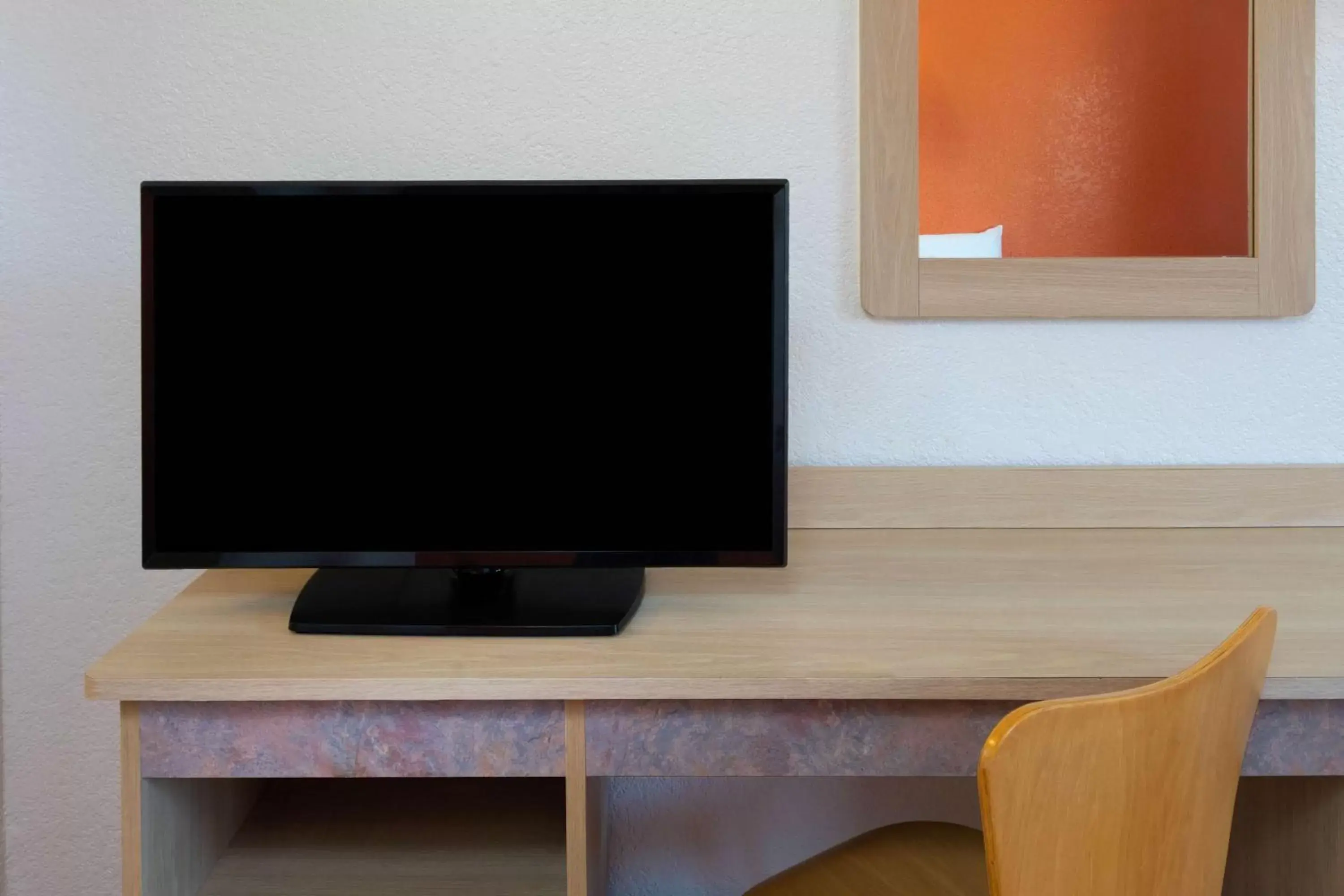 Photo of the whole room, TV/Entertainment Center in Motel 6-Sepulveda, CA - Los Angeles - Van Nuys - North Hills