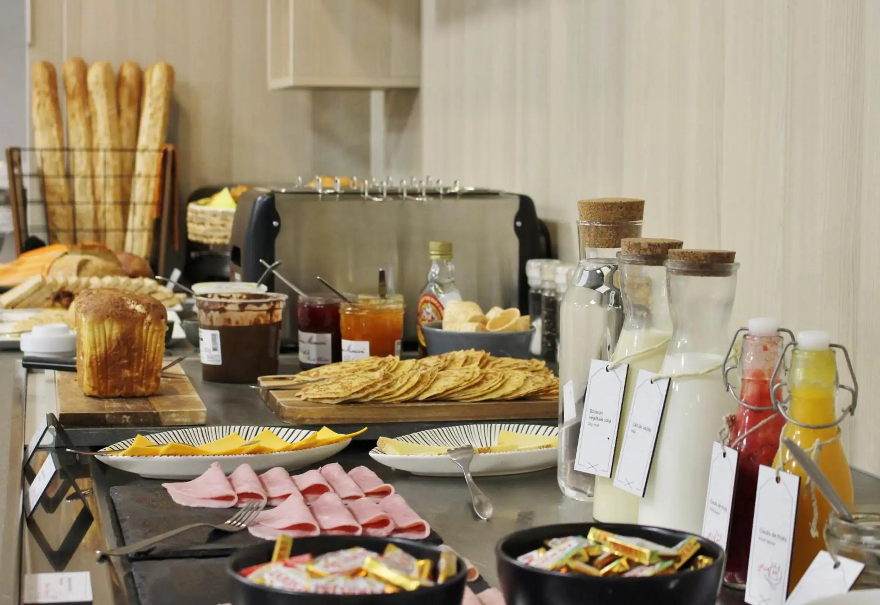 Dining area in Ibis Styles Crolles Grenoble A41