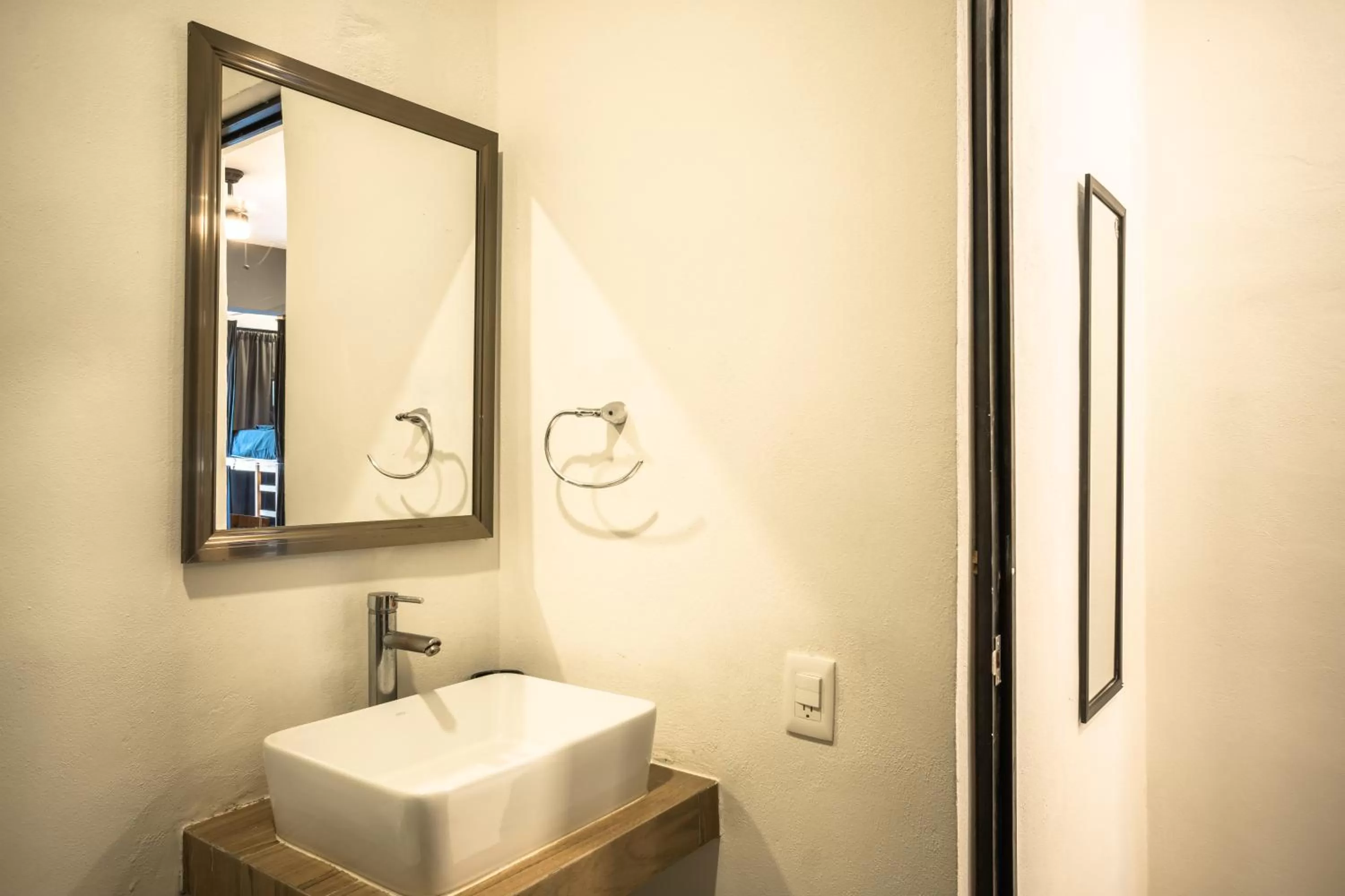 Bathroom in Maui hostel playa del carmen