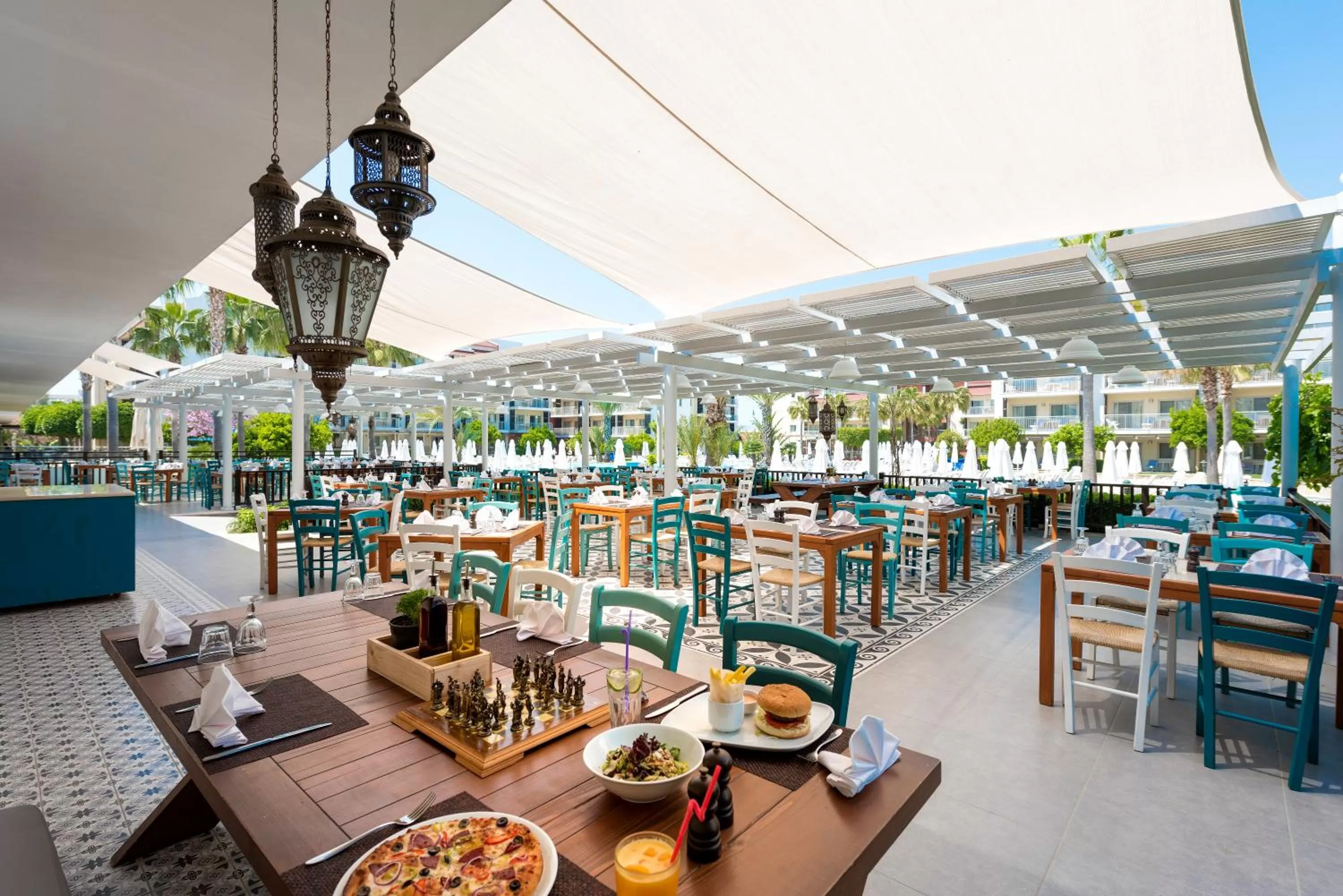Restaurant/places to eat in Barut B Suites
