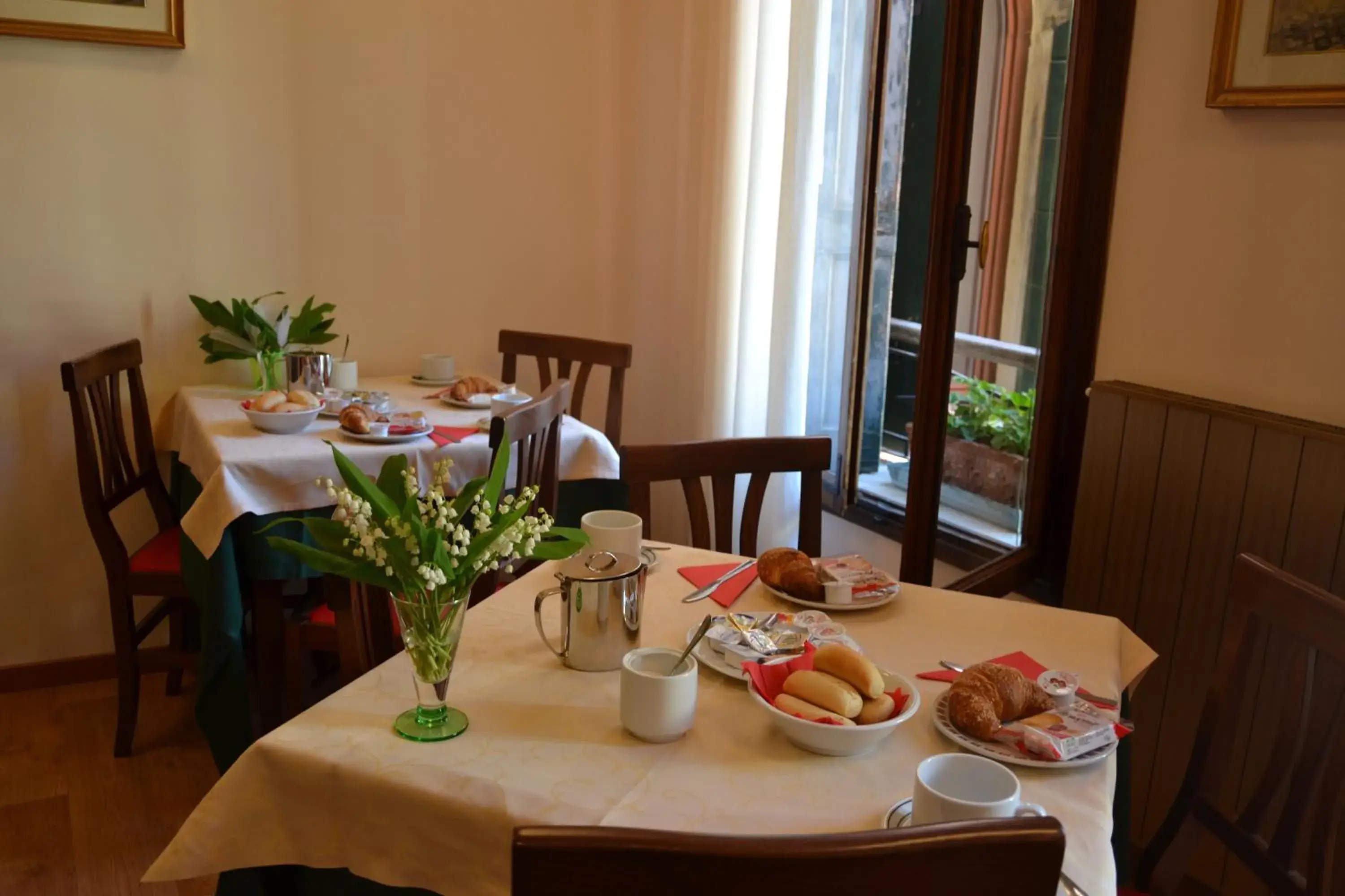 Restaurant/places to eat in Hotel Canada Restaurant/places to eat in Hotel Canada