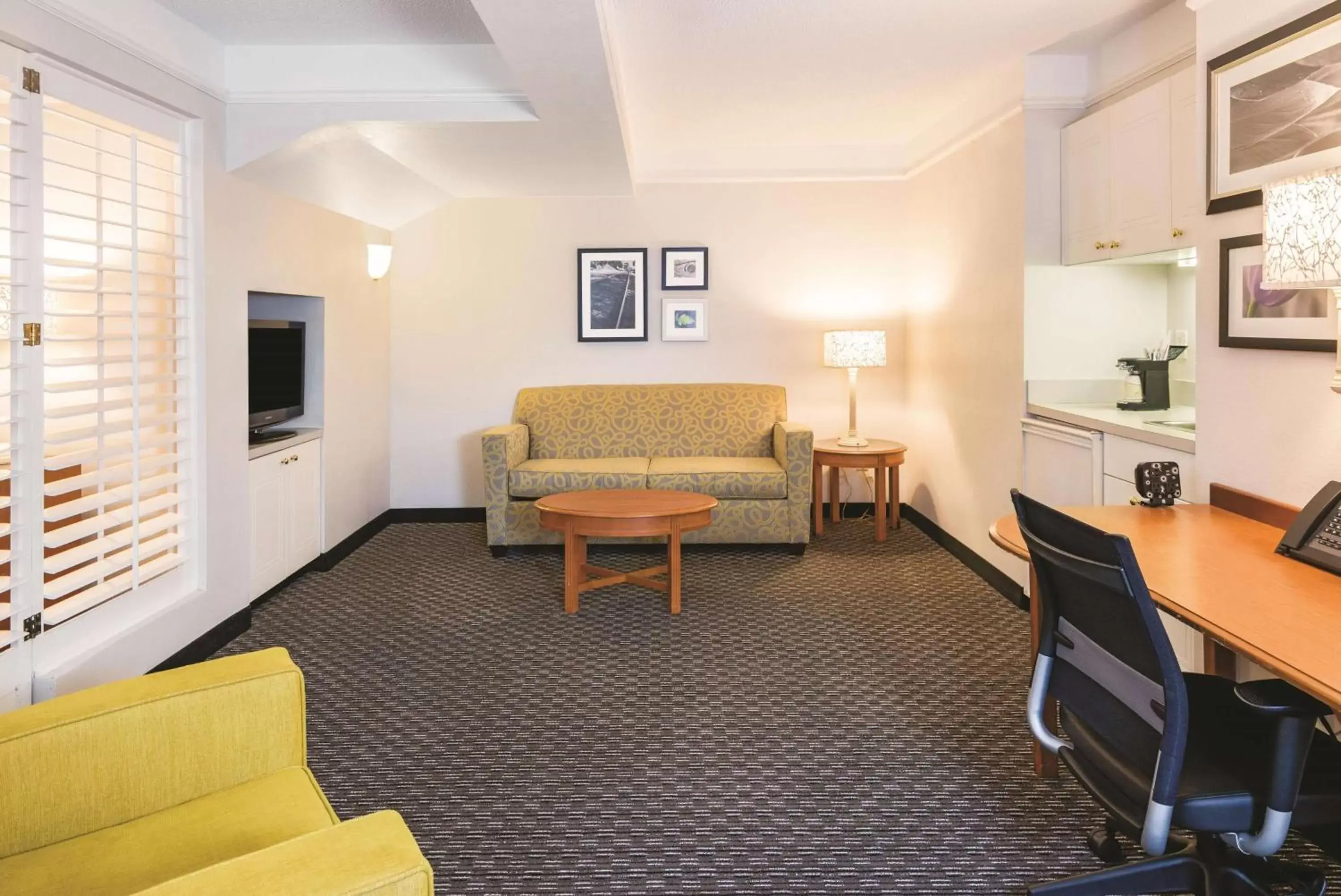 Bed, Seating Area in La Quinta Inn & Suites by Wyndham University Area Chapel Hill