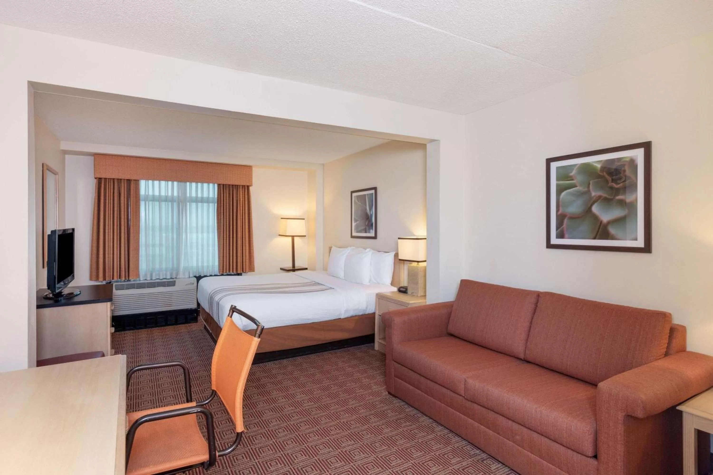 Photo of the whole room, Bed in La Quinta by Wyndham Garden City