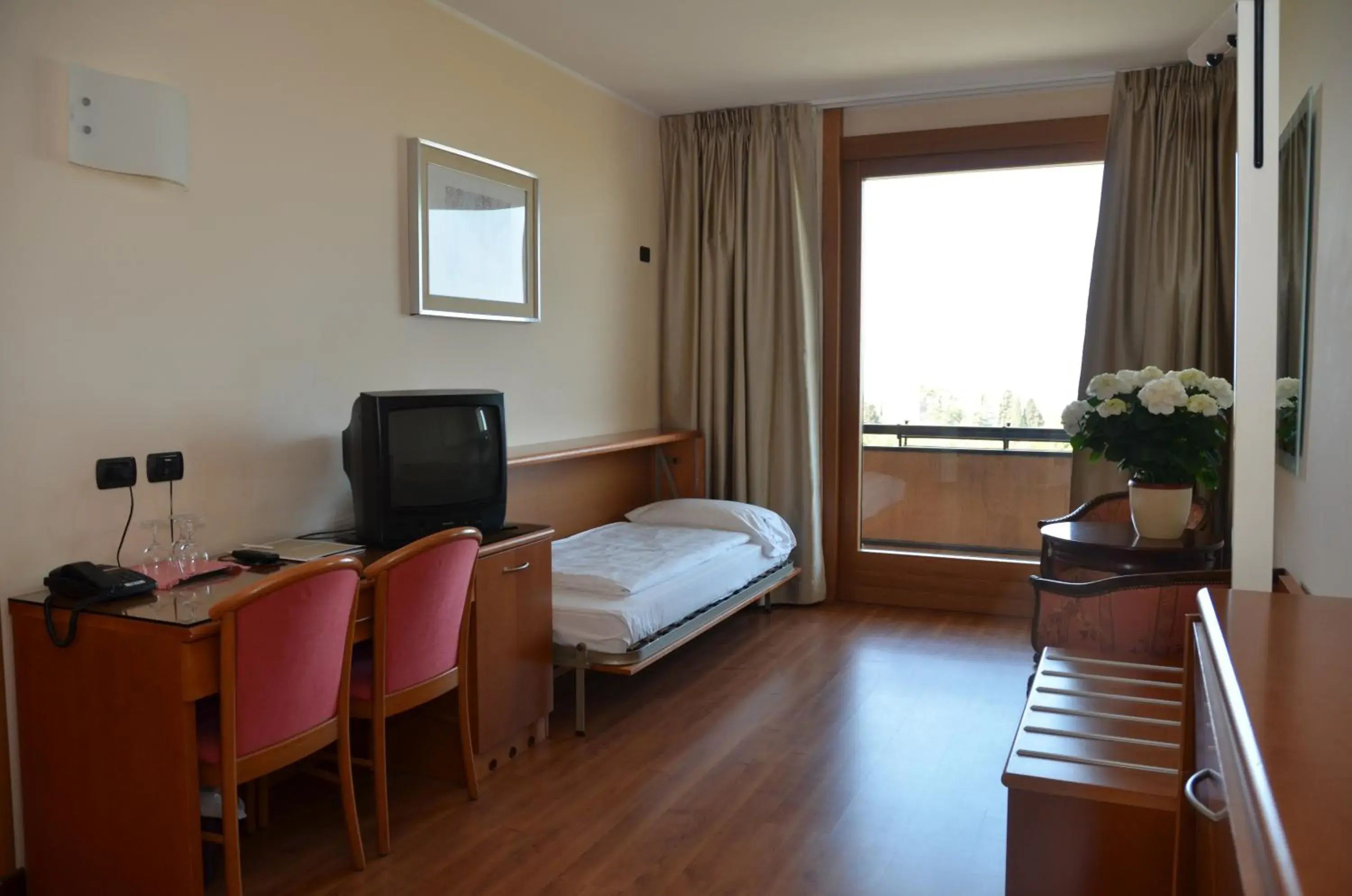 Bed, TV/Entertainment Center in Parc Hotel Casa Mia