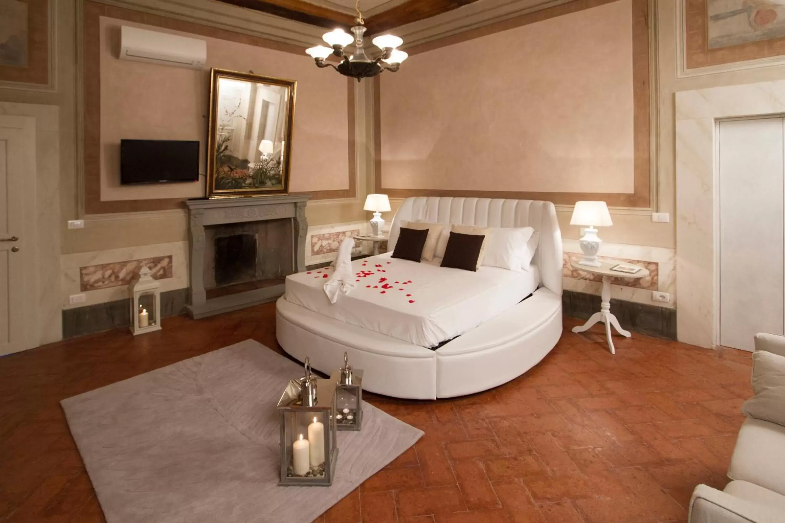 Bedroom, Bed in Cortona Suite