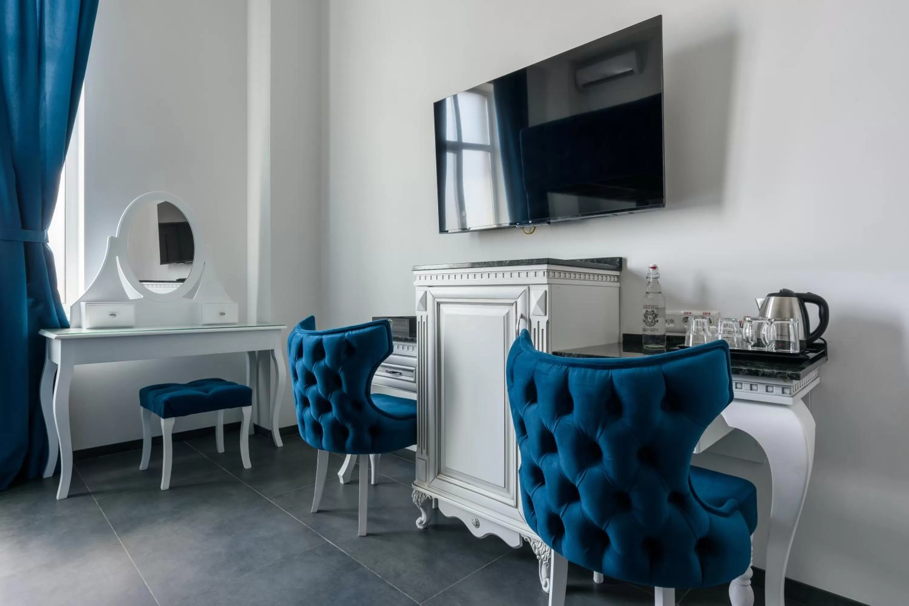 hair dresser, TV/Entertainment Center in Grand Royal