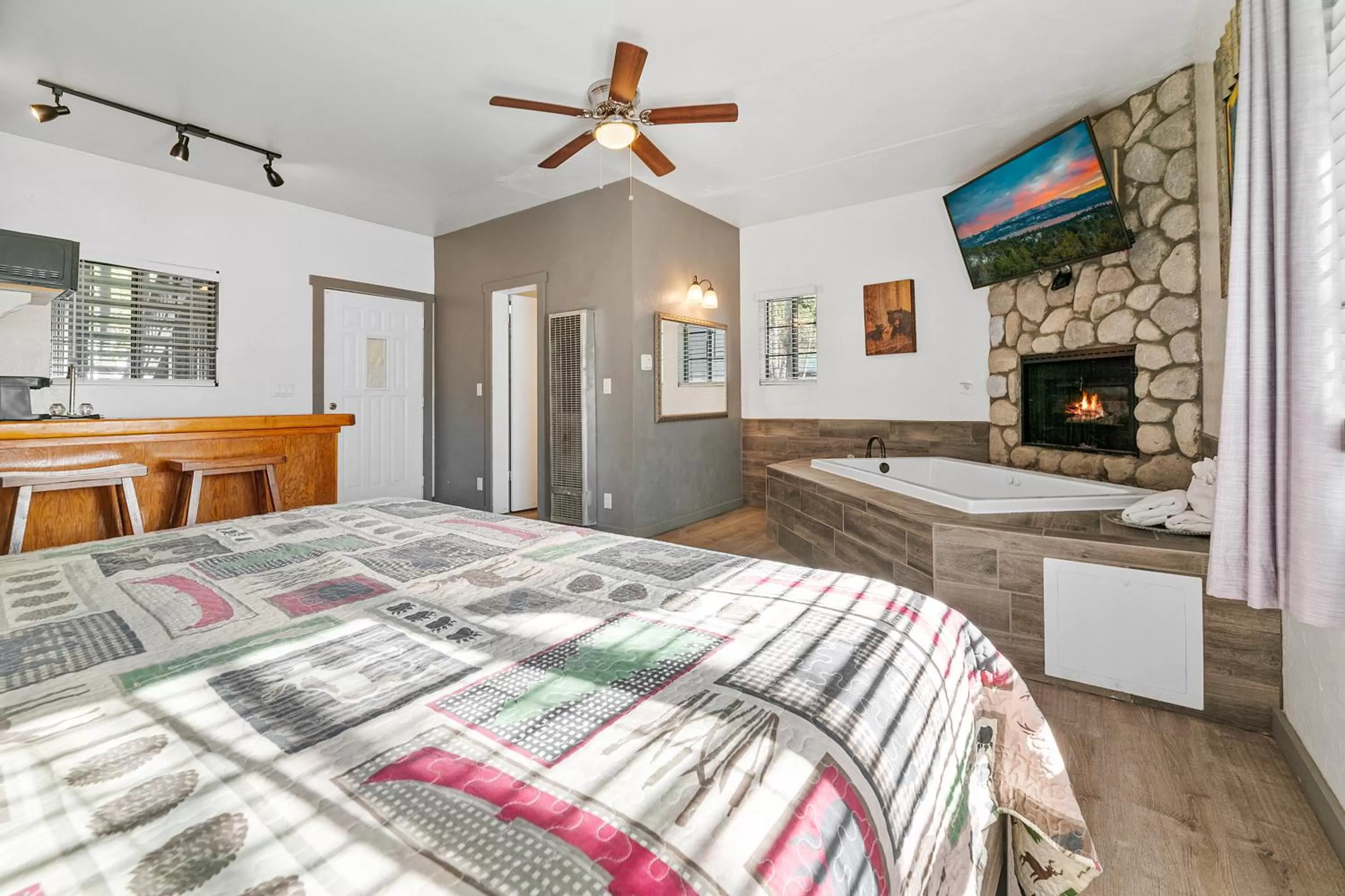 Photo of the whole room, Bed in Black Forest Lodge