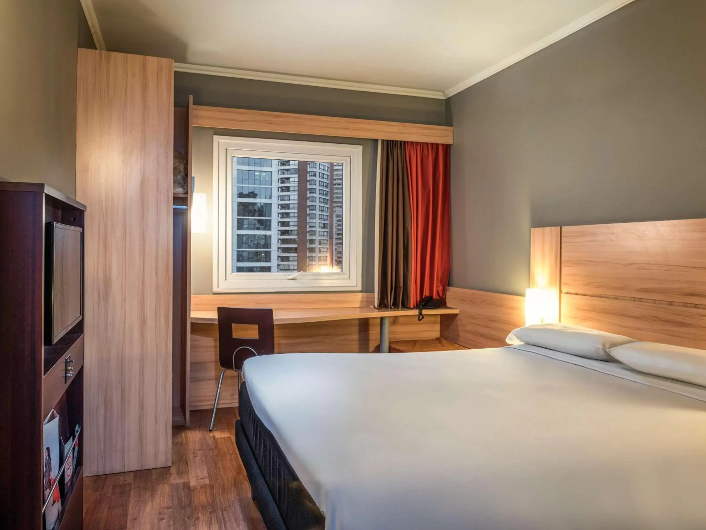 Photo of the whole room, Bed in ibis Santiago Las Condes Manquehue