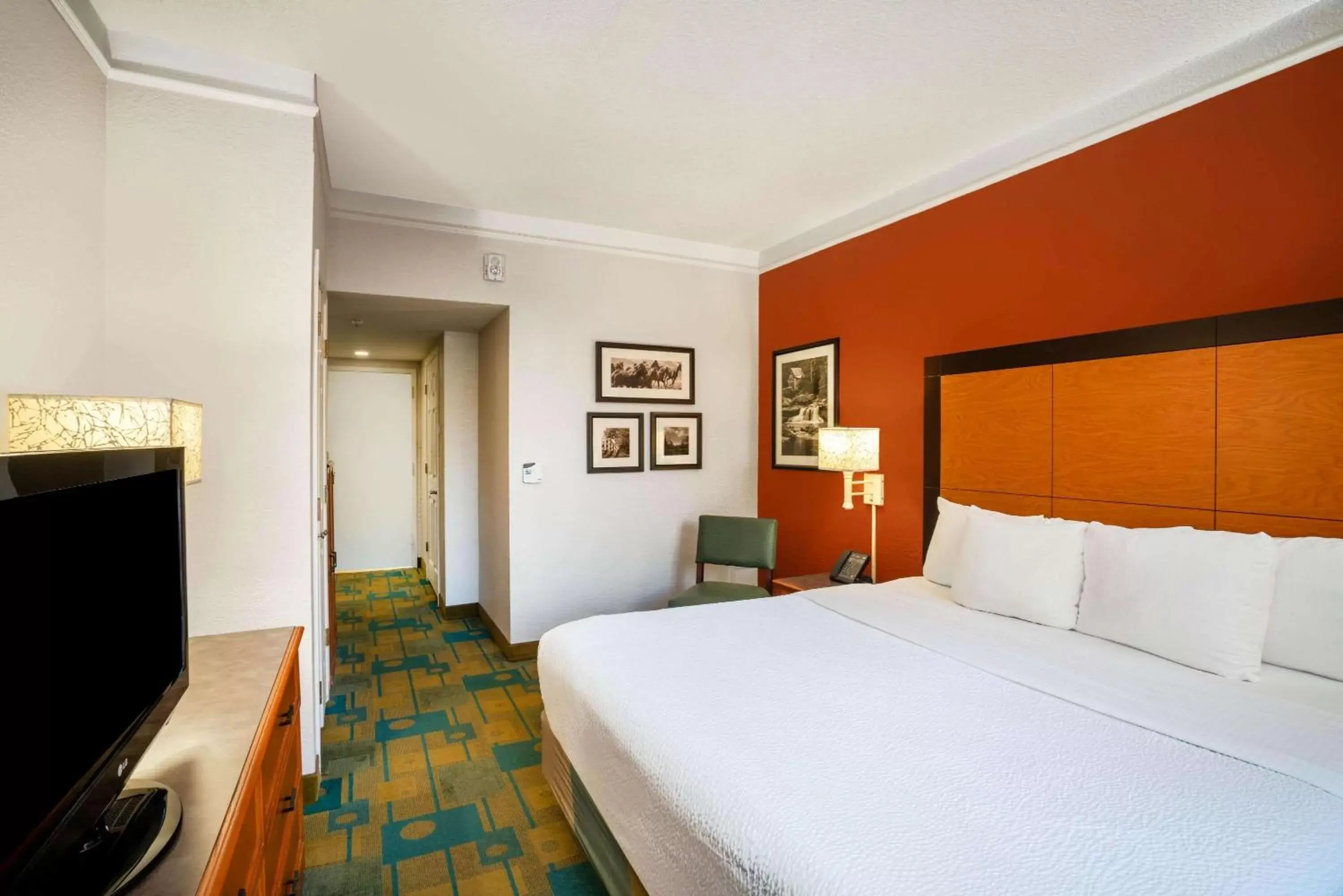 Photo of the whole room, Bed in La Quinta by Wyndham Nashville Airport/Opryland