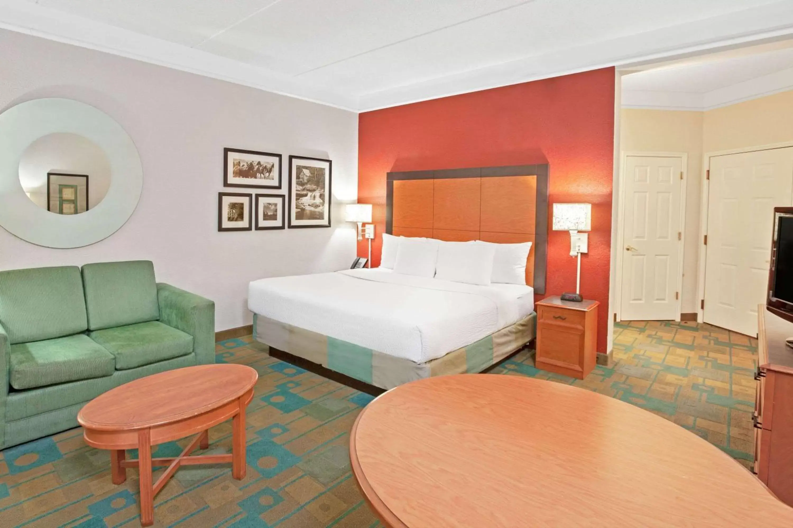 Photo of the whole room, Bed in La Quinta by Wyndham Houston Galleria Area