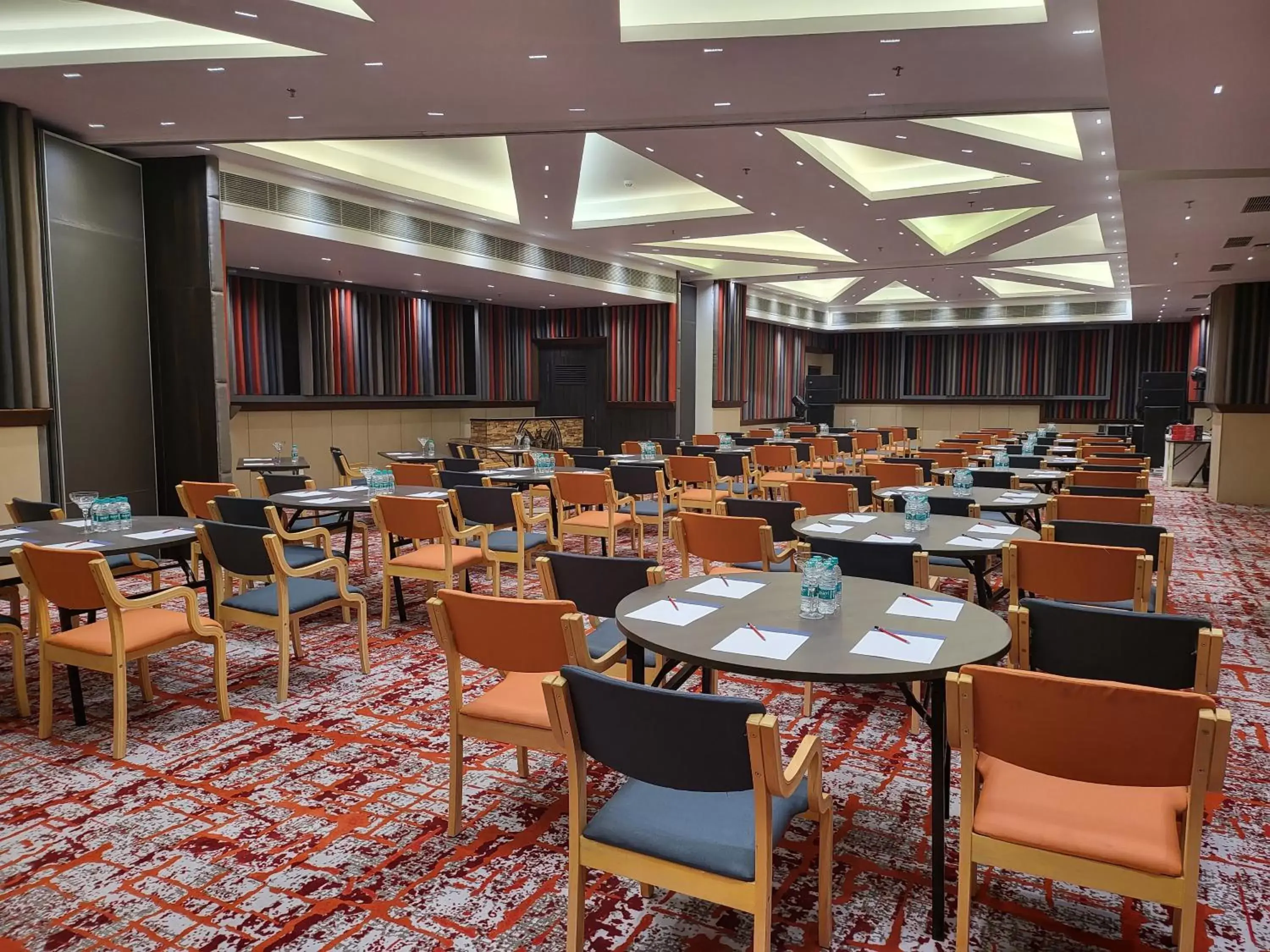Meeting/conference room, Restaurant/Places to Eat in Holiday Inn Express & Suites Jaipur Gopalpura
