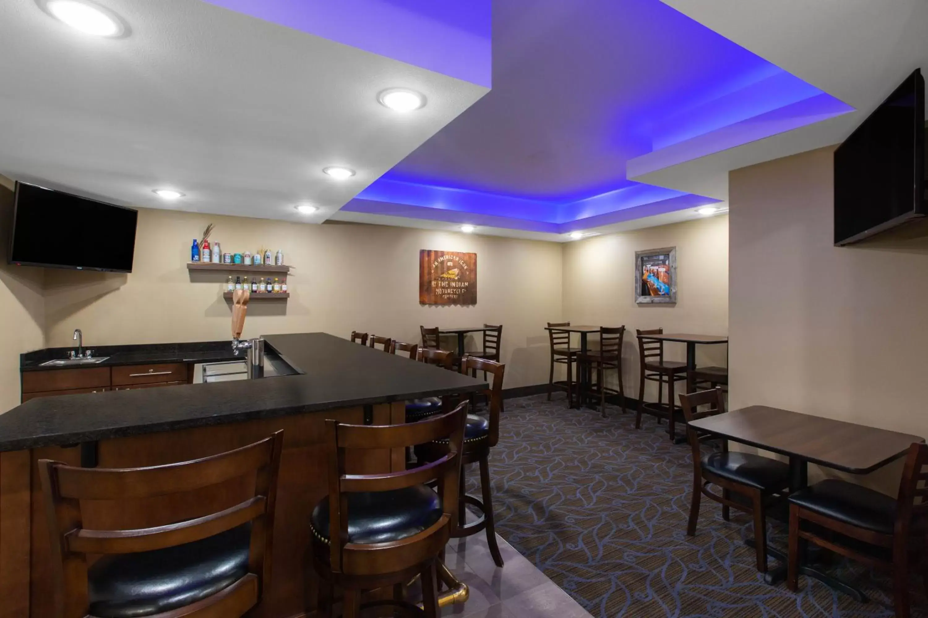 Lounge or bar in AmericInn by Wyndham Sioux Falls North