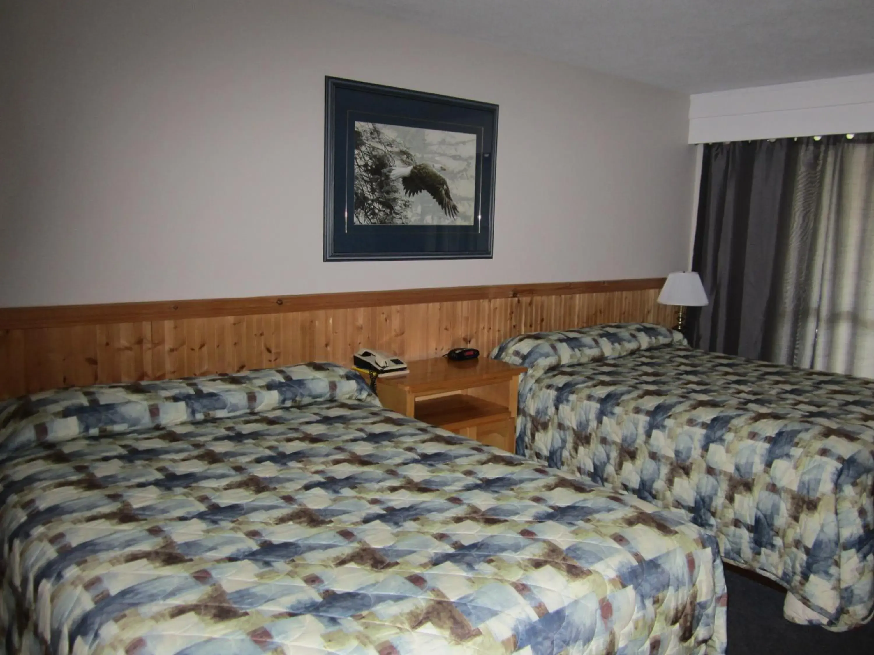 Bedroom, Bed in Lakeside Motel