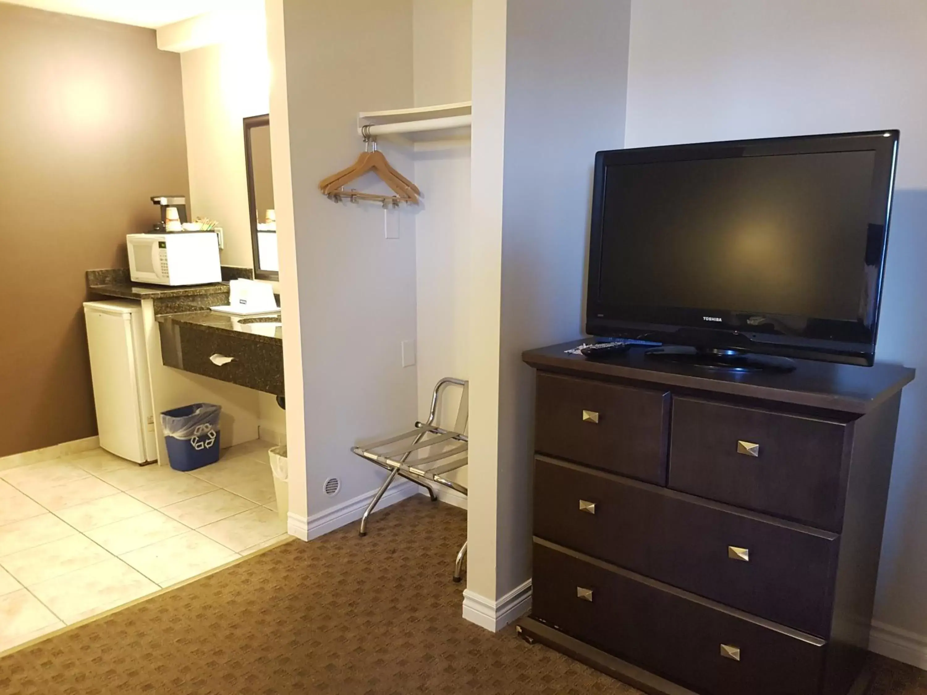 Area and facilities, TV/Entertainment Center in Travelodge by Wyndham Kamloops Mountview