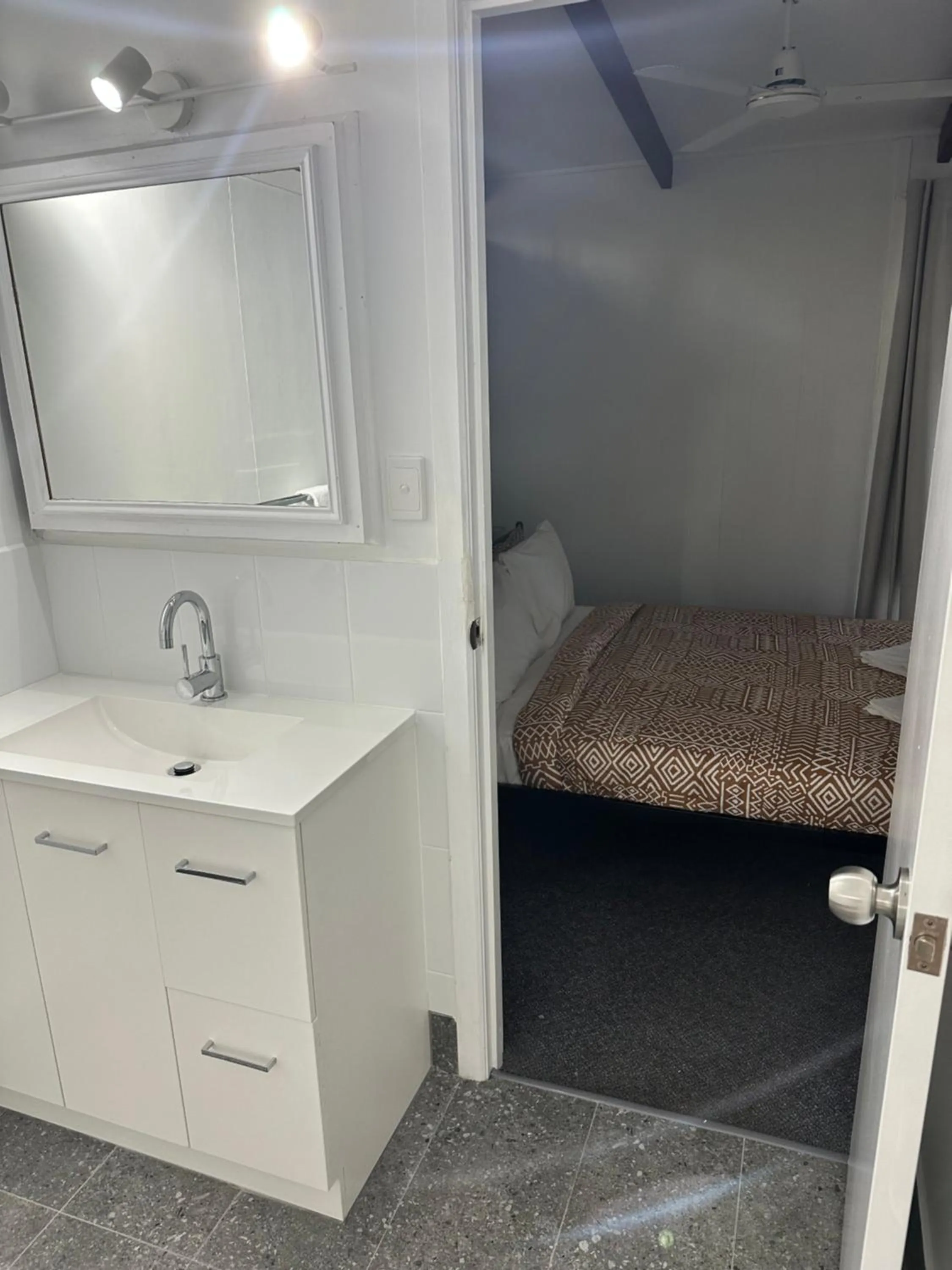 Bathroom, Bed in Colonial Village Resort