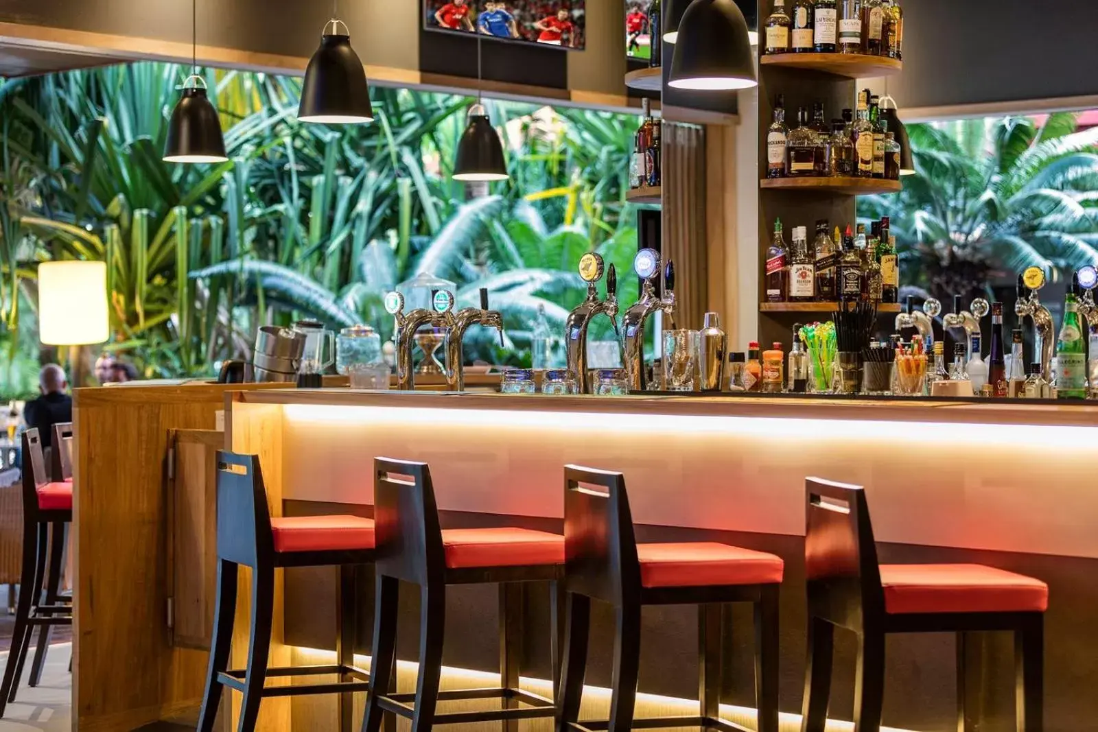 Lounge or bar, Restaurant/Places to Eat in Ramada Hotel & Suites by Wyndham Noumea