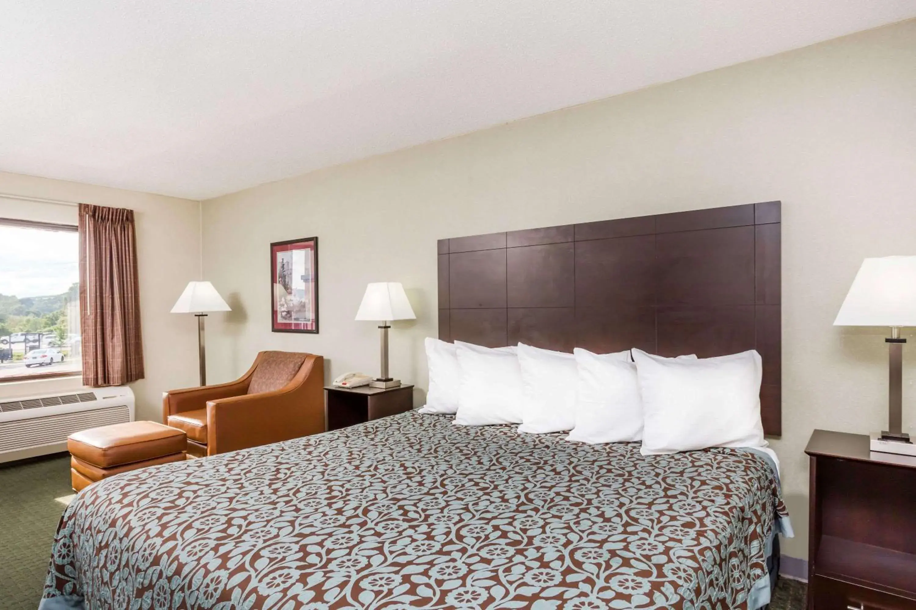 Photo of the whole room, Bed in Days Inn by Wyndham Hendersonville