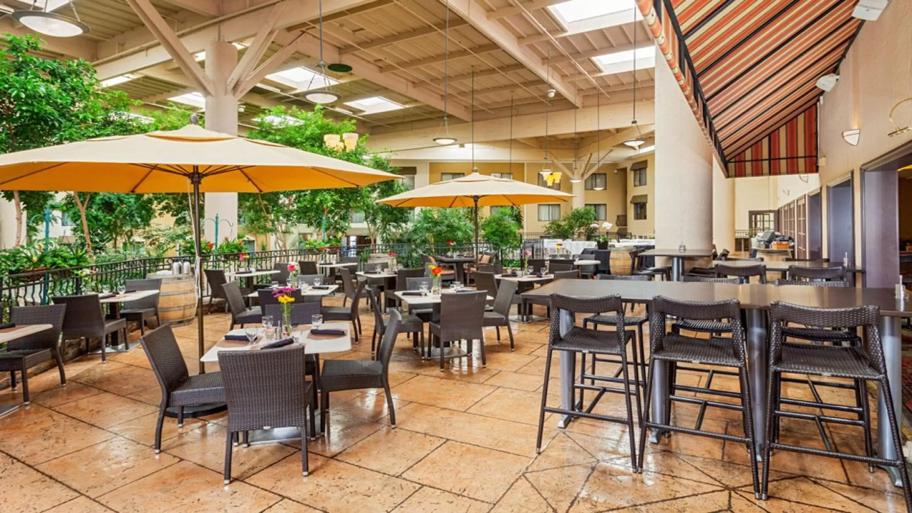 Restaurant/Places to Eat in Concord Plaza Hotel