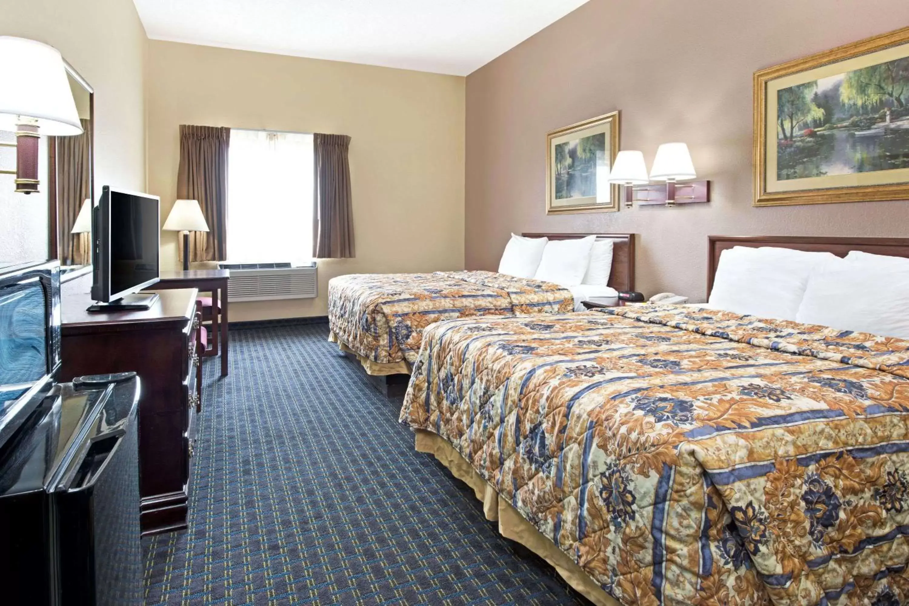 Photo of the whole room, Bed in Days Inn by Wyndham Collinsville St Louis