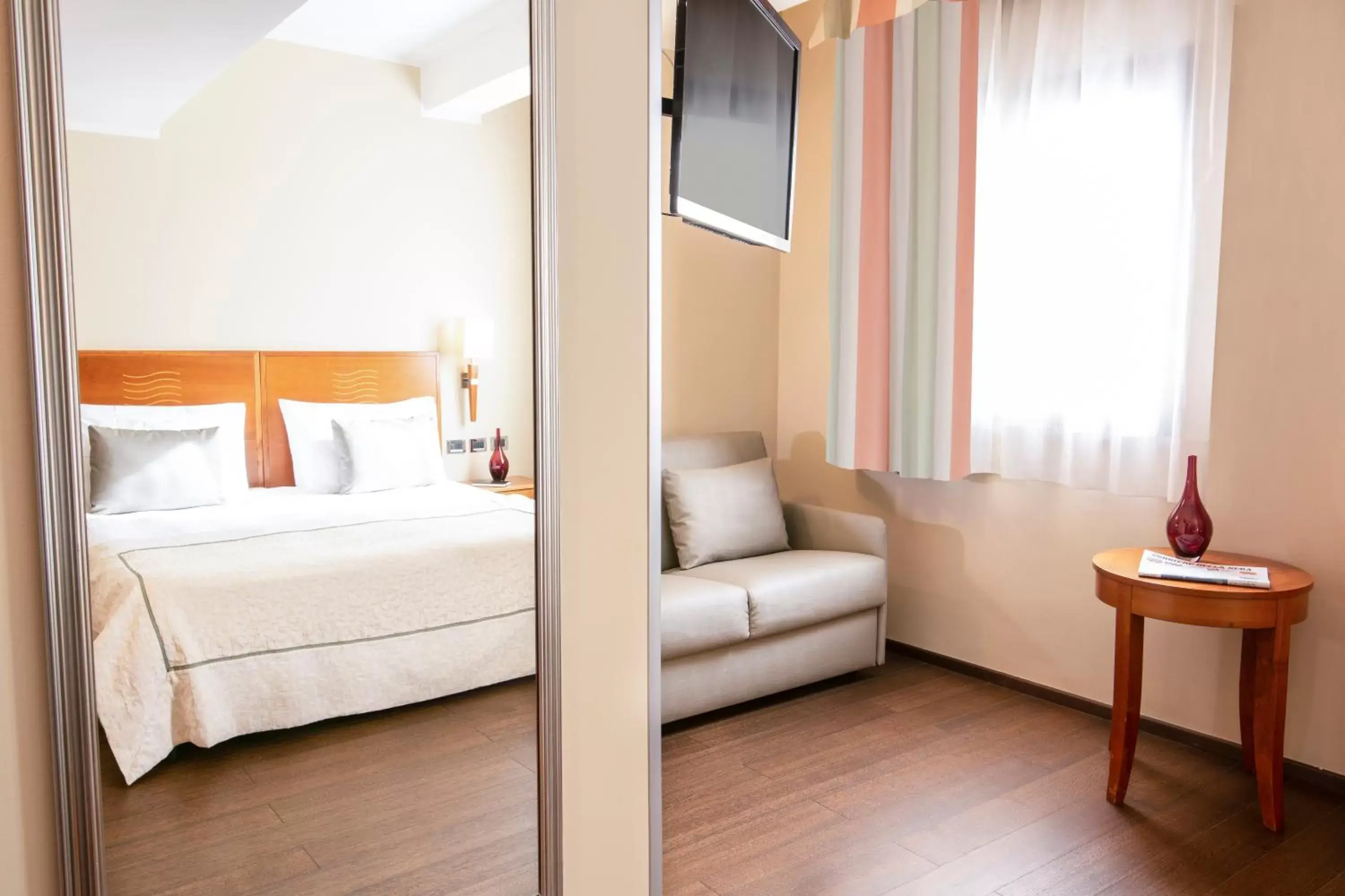 Living room, Bed in Hotel dei Cavalieri Caserta - La Reggia