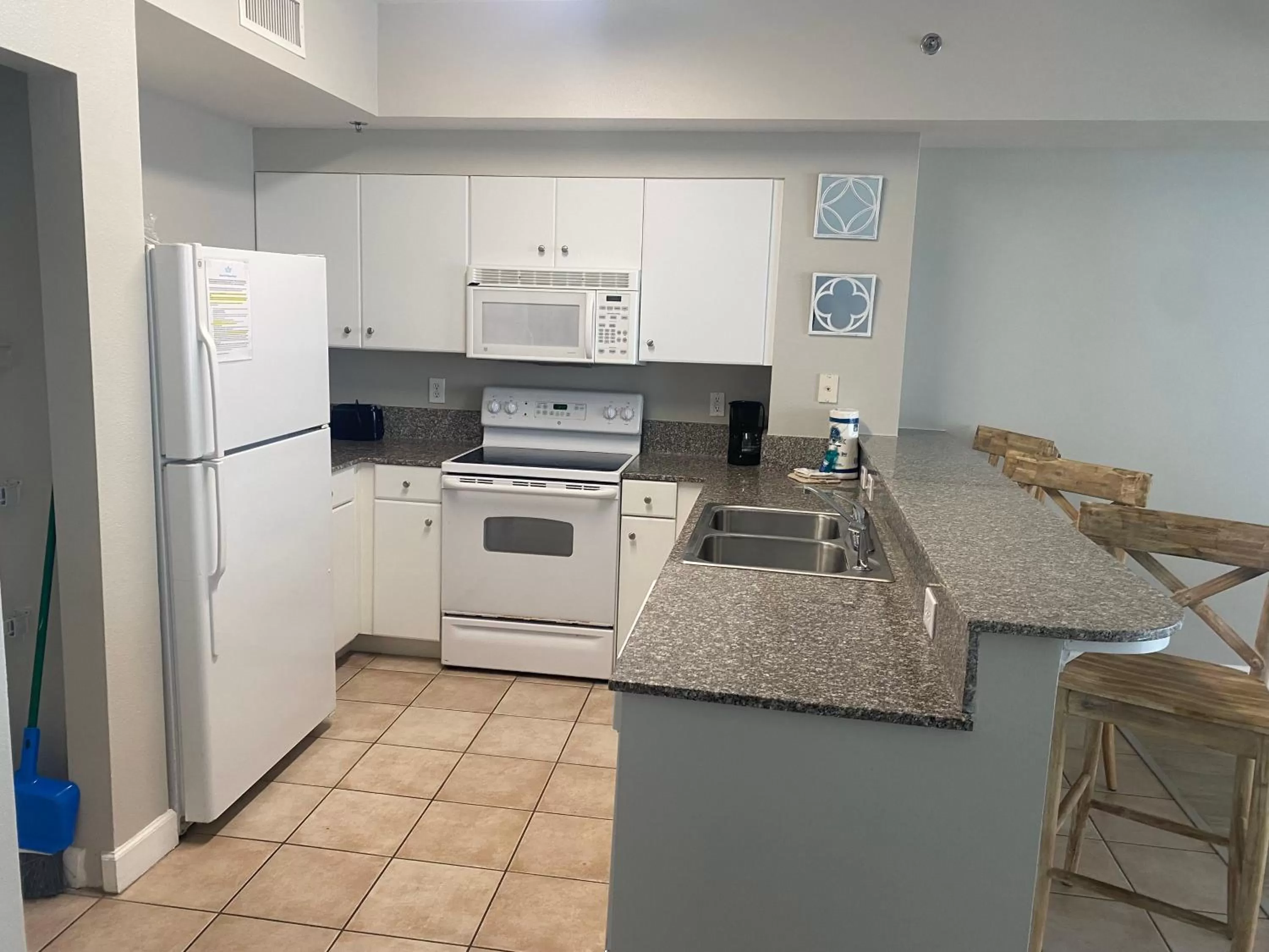 Kitchen/Kitchenette in Shores of Panama Resort