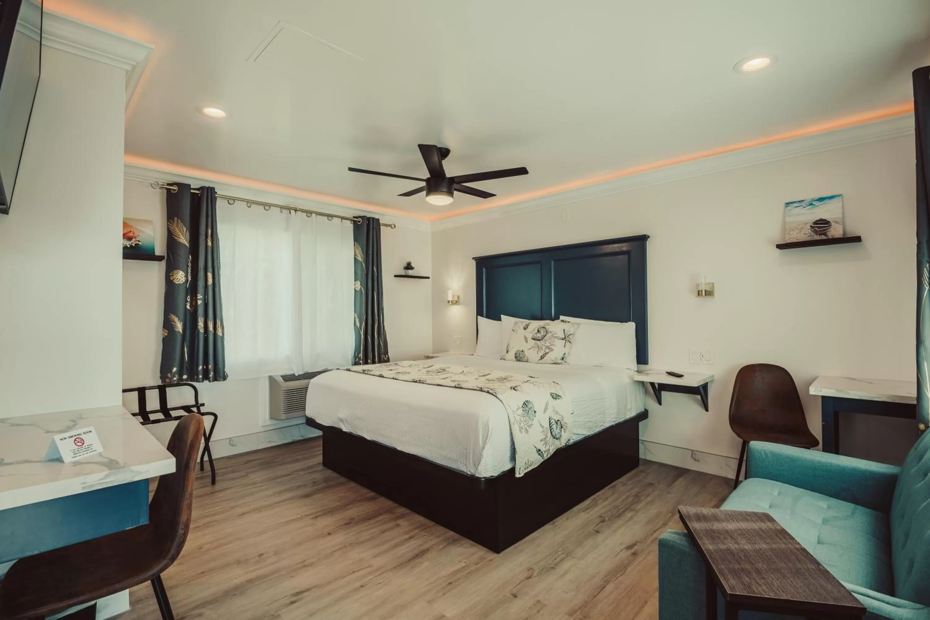 Bed in Blufftop Inn & Suites - Wharf/Restaurant District