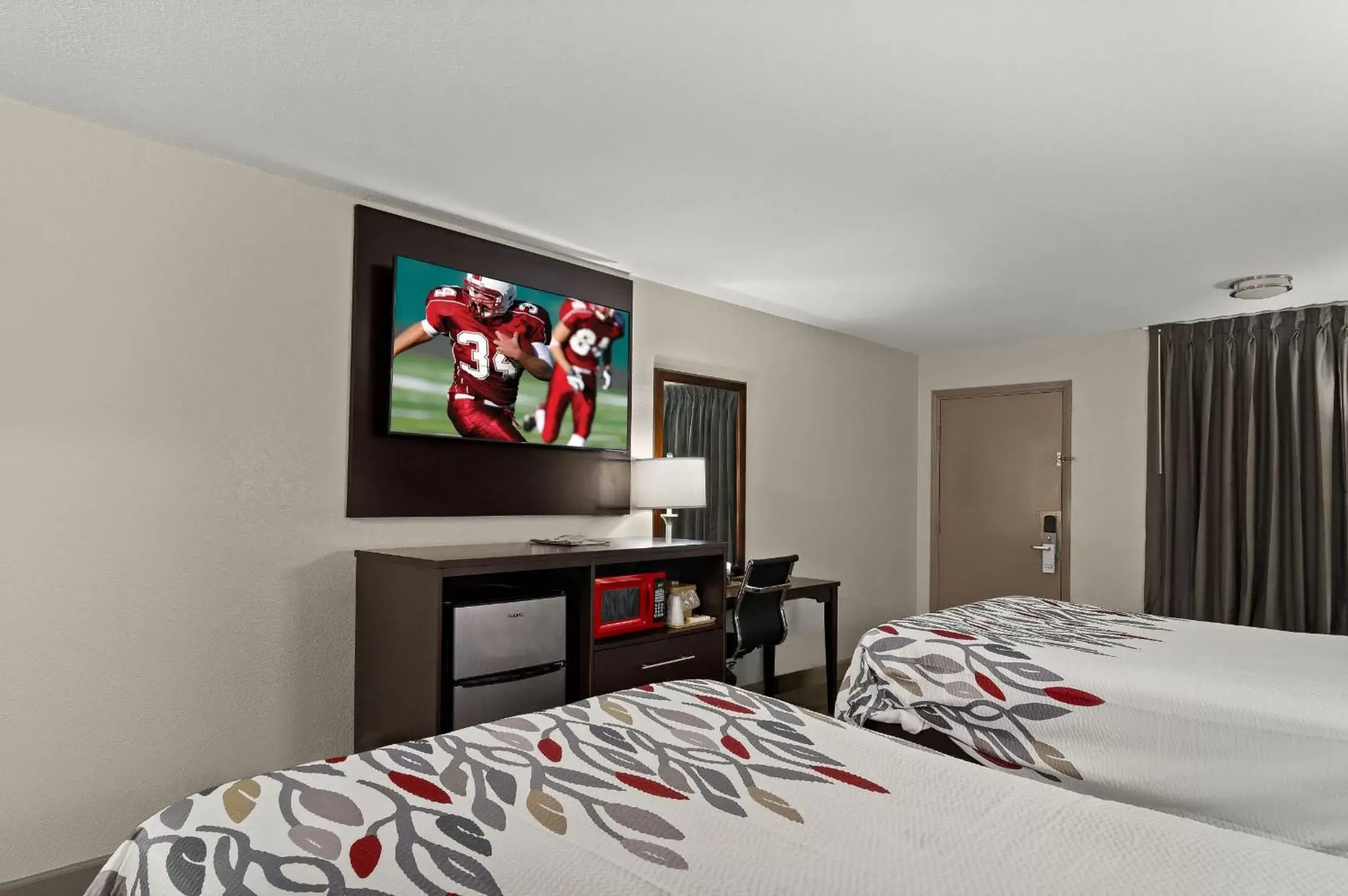 Guests, Bed in Red Roof Inn Baldwin Guests, Bed in Red Roof Inn Baldwin