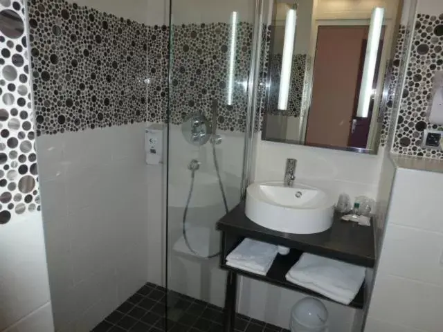 Shower, Bathroom in Tourhotel Blois