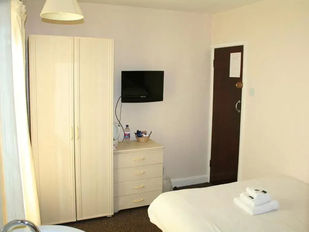 Double Room with Shared Bathroom in The Trevross Double Room with Shared Bathroom in The Trevross