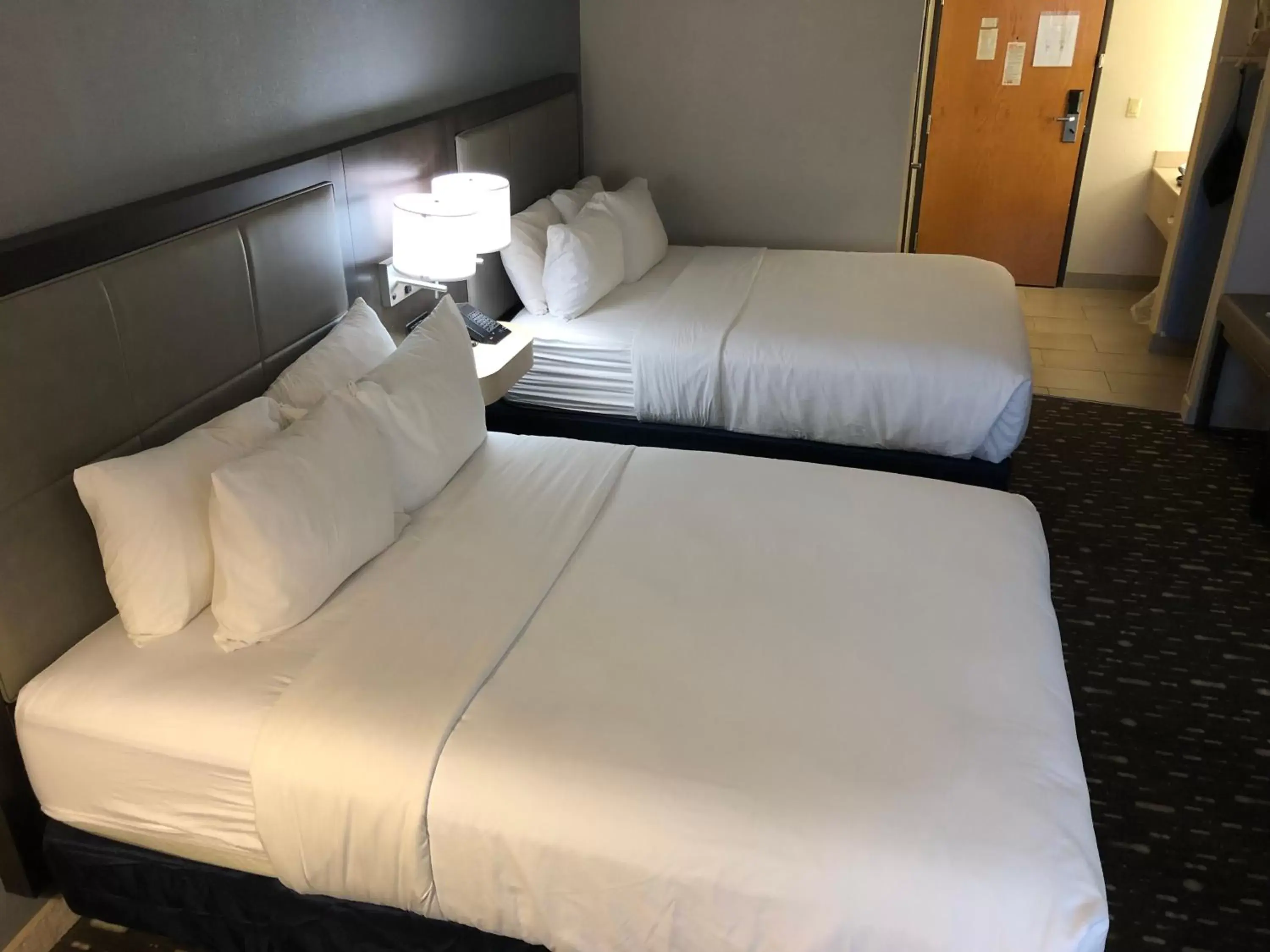 Bed in Country Inn & Suites by Radisson, Auburn, IN