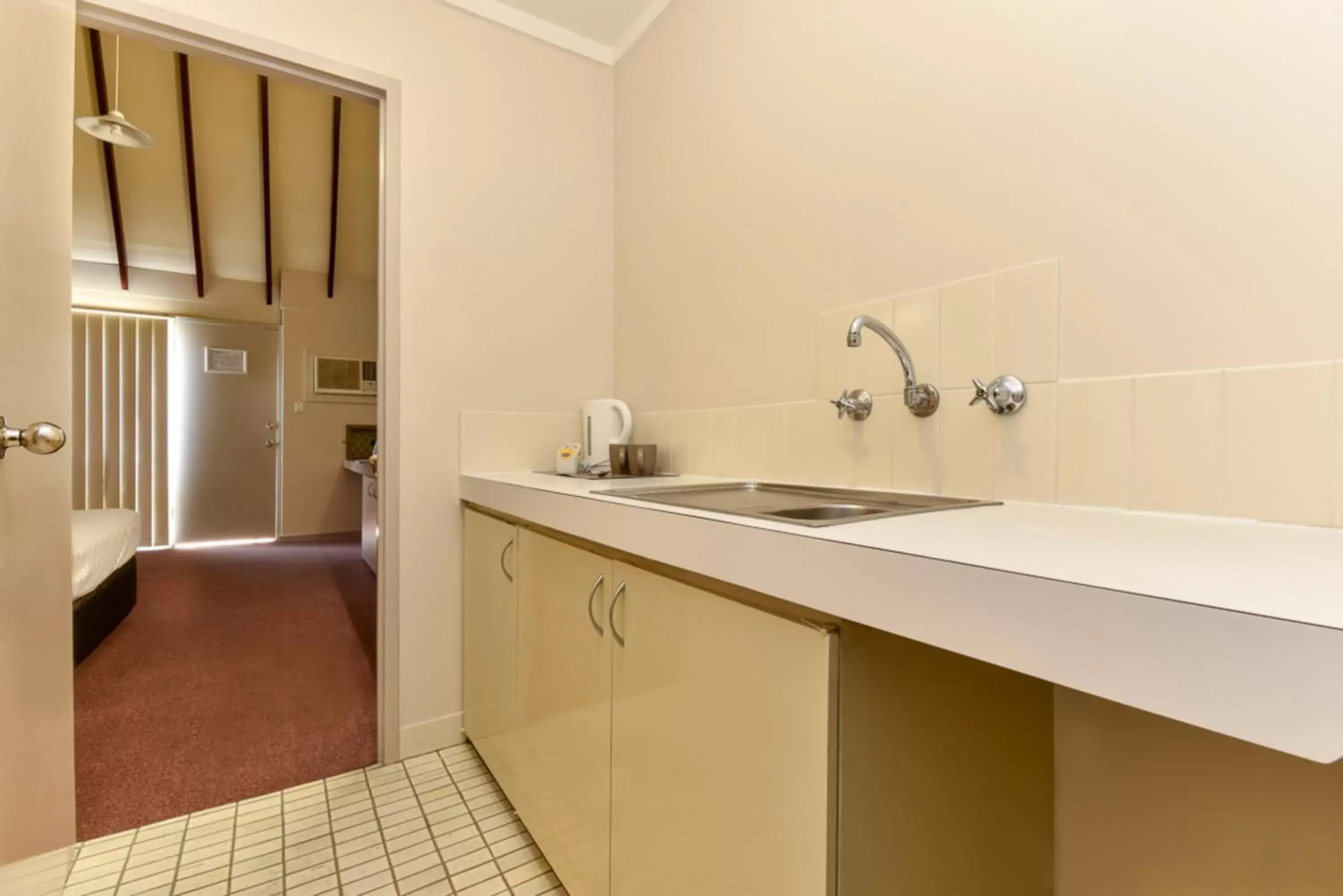 Kitchen or kitchenette, Kitchen/Kitchenette in Sanno Marracoonda Perth Airport Hotel